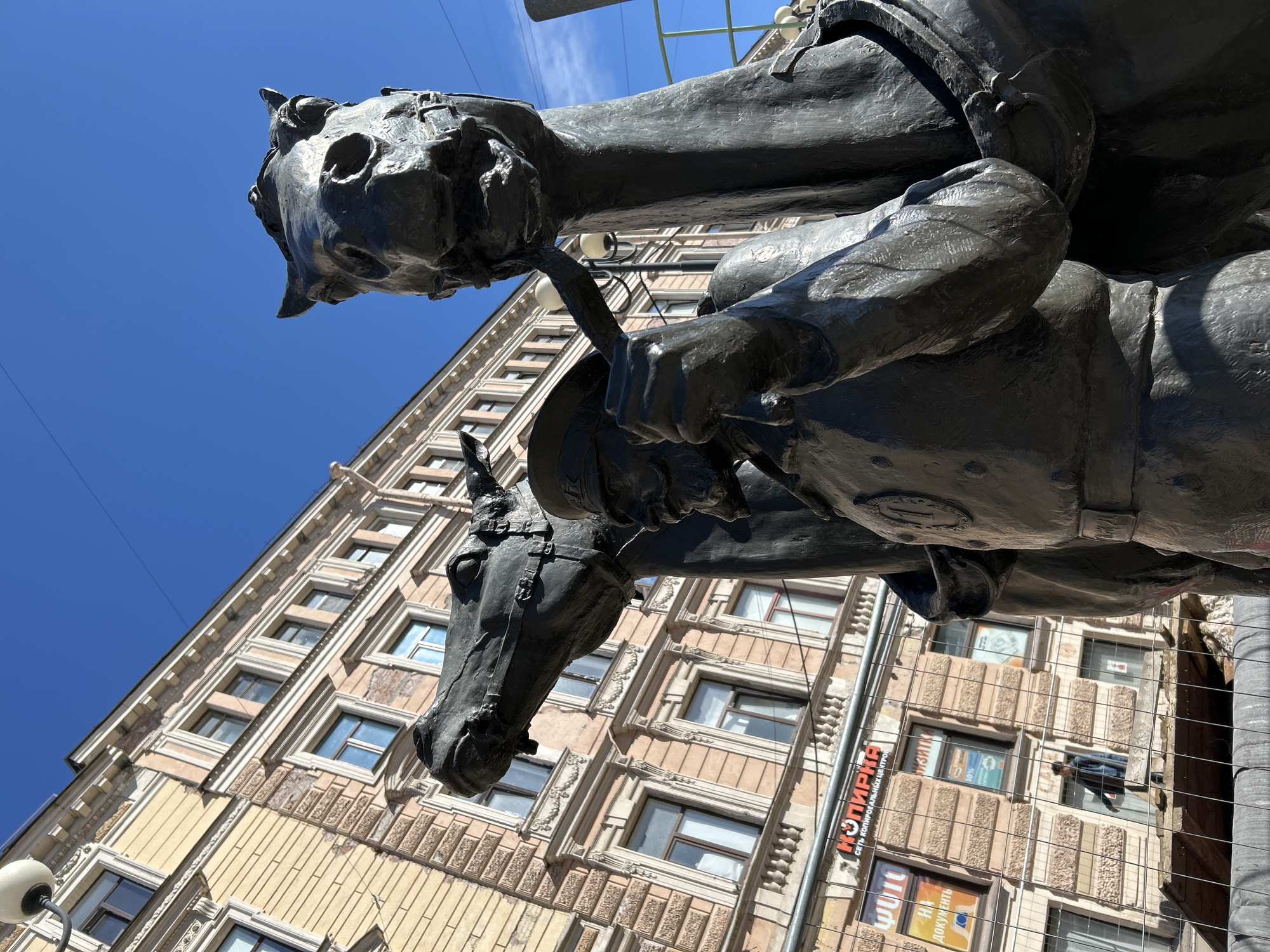 Street performer draws crowds near historic statue in Saint Petersburg