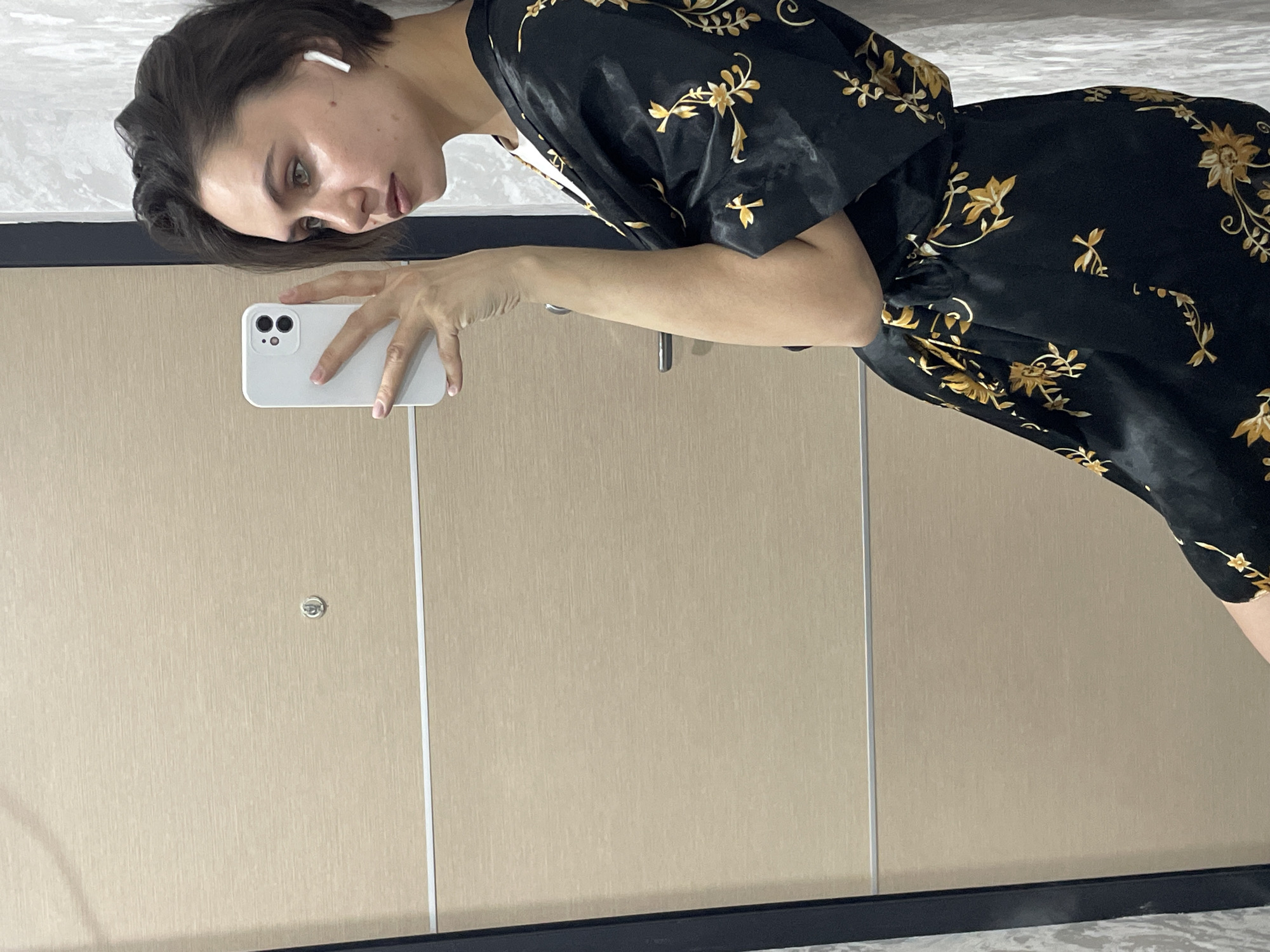 Woman documents daily routine through mirror selfies in Izhevsk