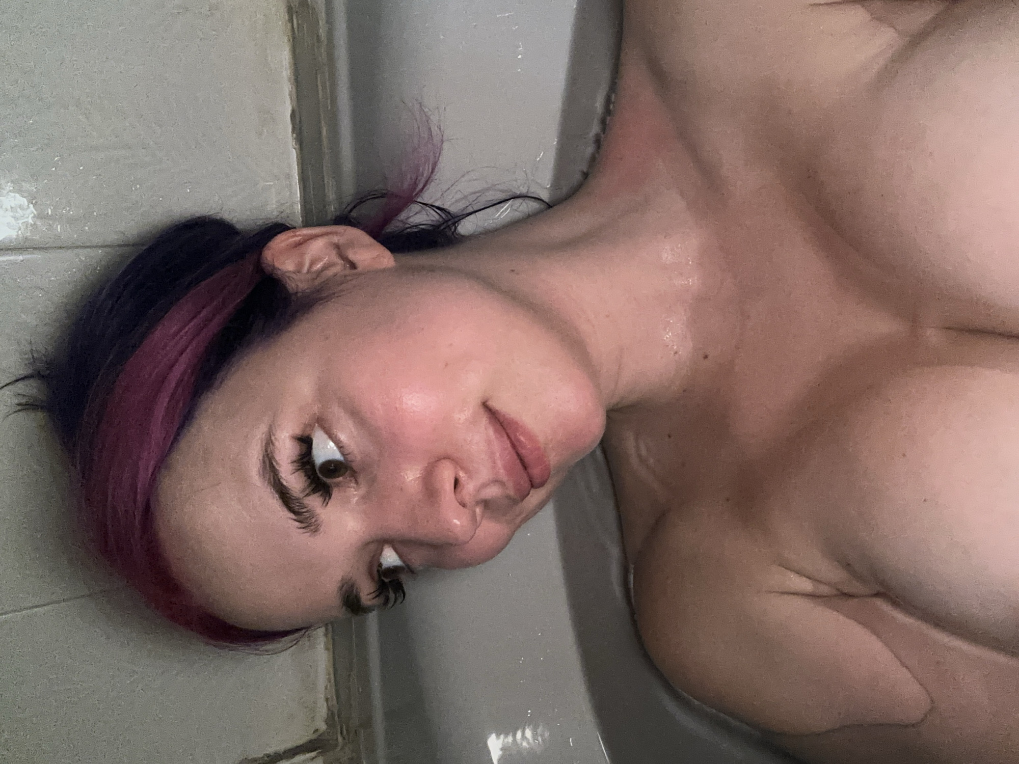 Bath time in Oviedo, complete with skincare and selfies