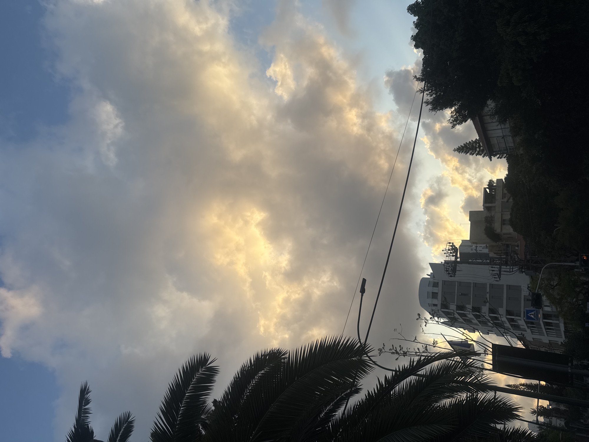 Ordinary afternoon moments captured across Ramat Gan neighborhoods