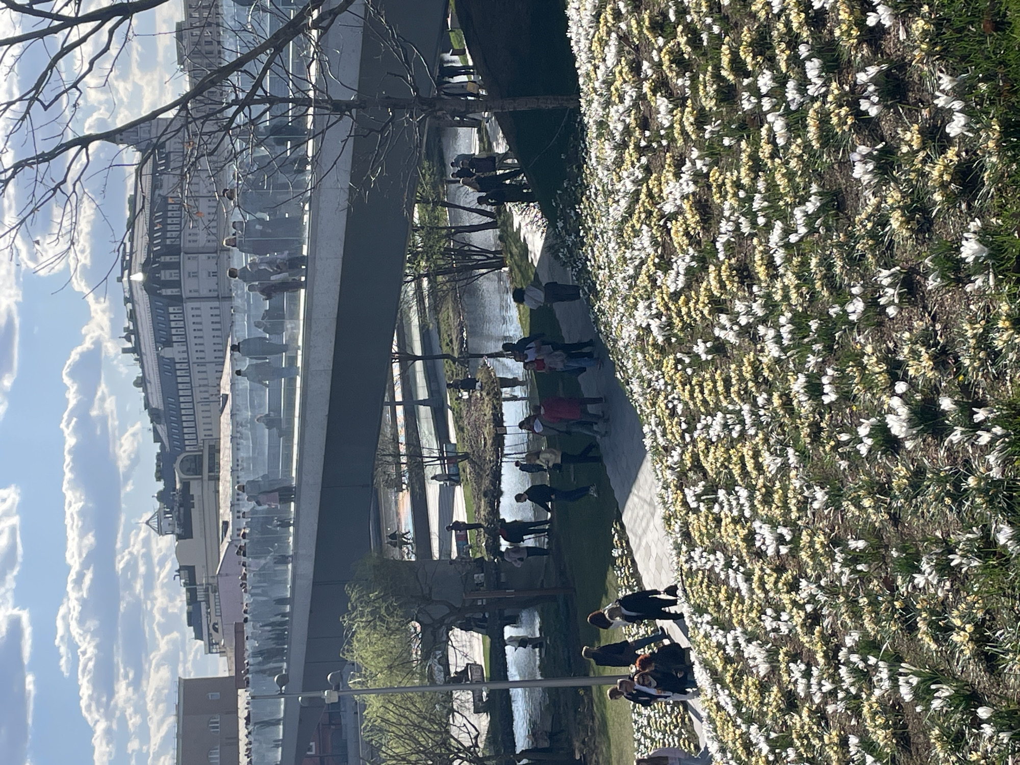 Spring day captures Moscow park visitors and street traffic