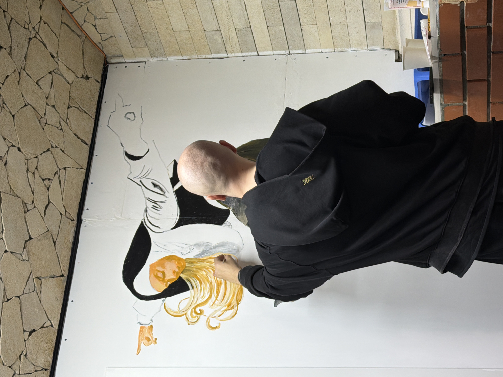 Artist paints blonde woman mural on Moscow wall