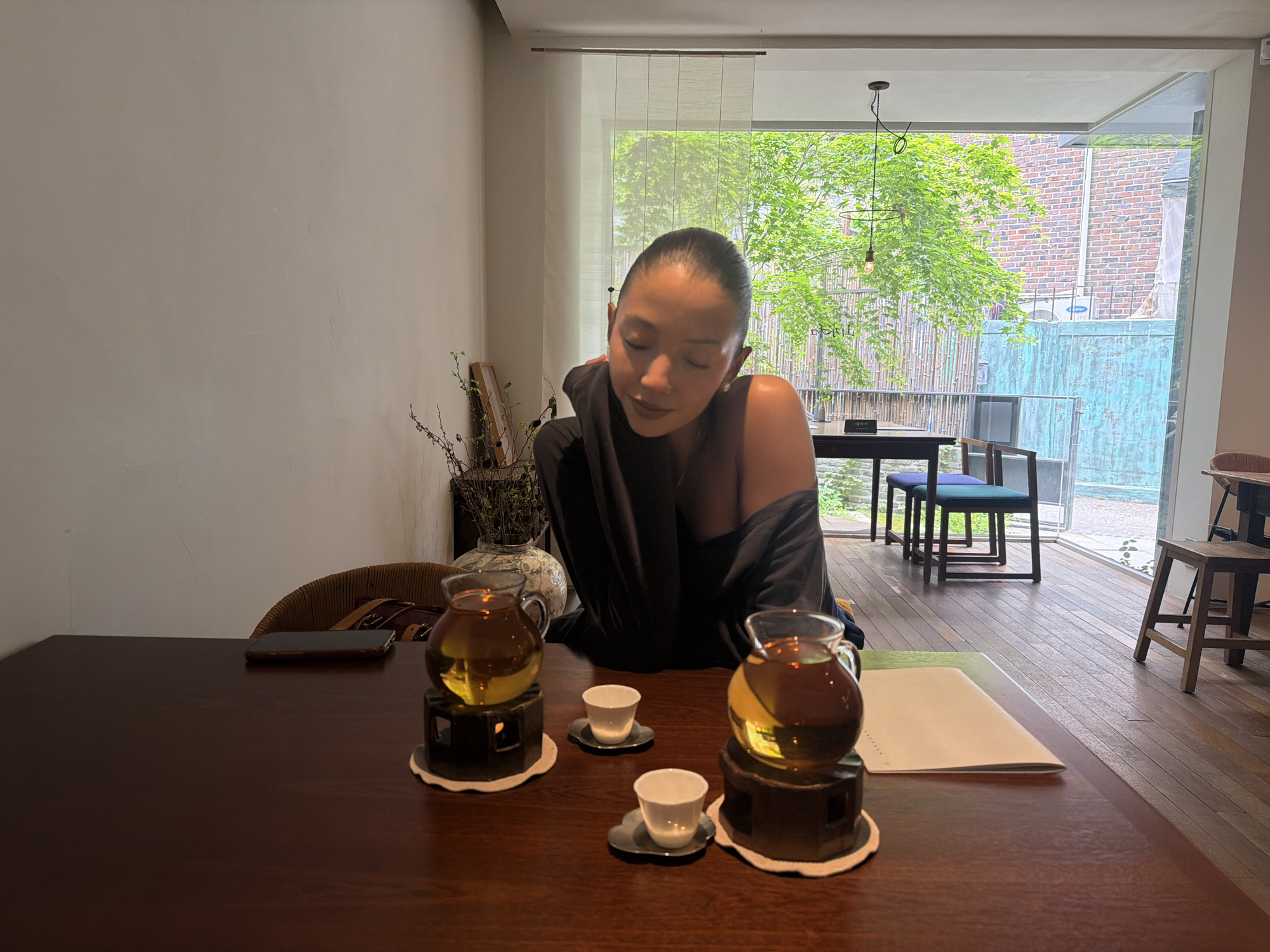 Woman spotted in Seoul cafe during early morning hours
