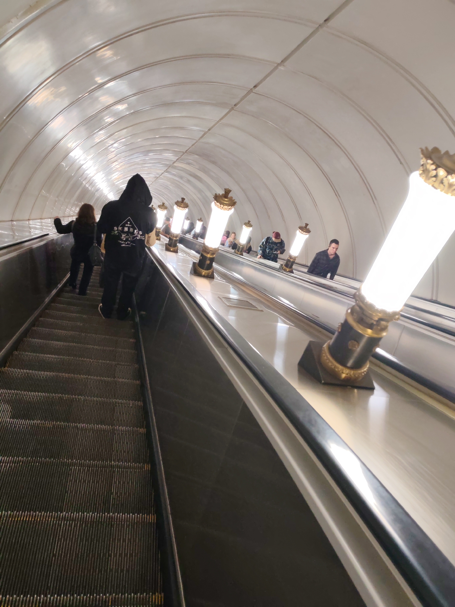 Morning walkthrough captures everyday Moscow street scenes and architecture