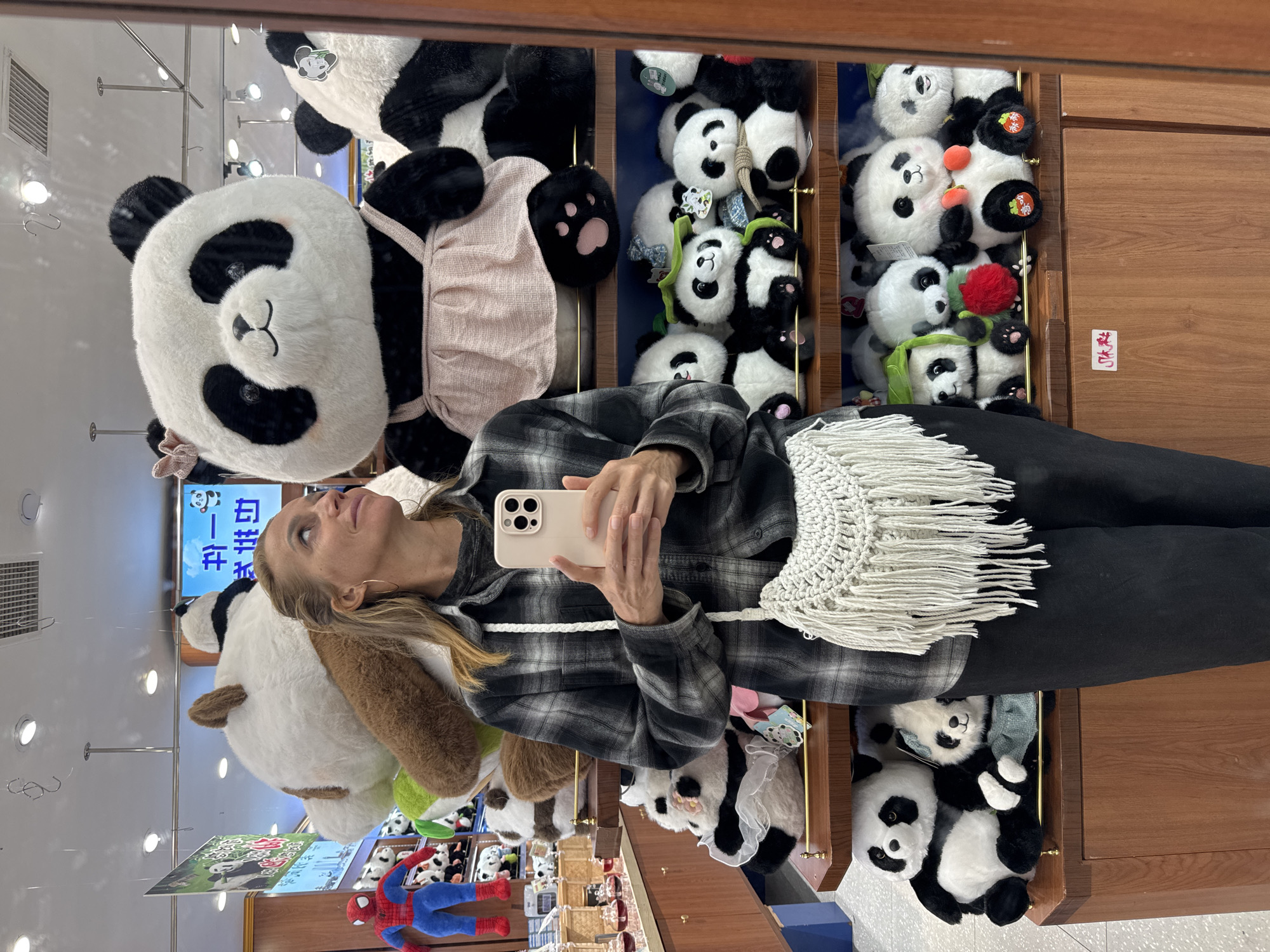 Morning street life and festive indoor scenes documented in Chengdu