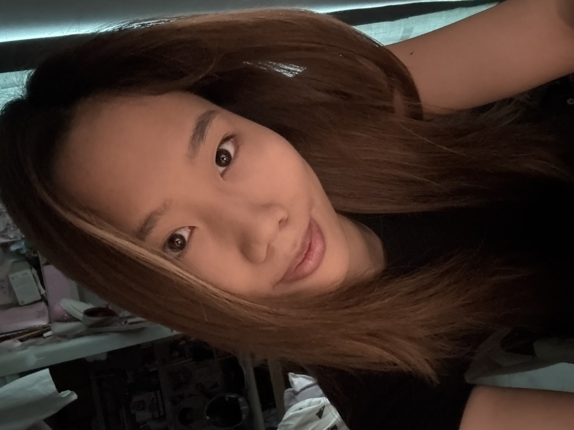 Woman takes selfie series in Nan'an District early morning