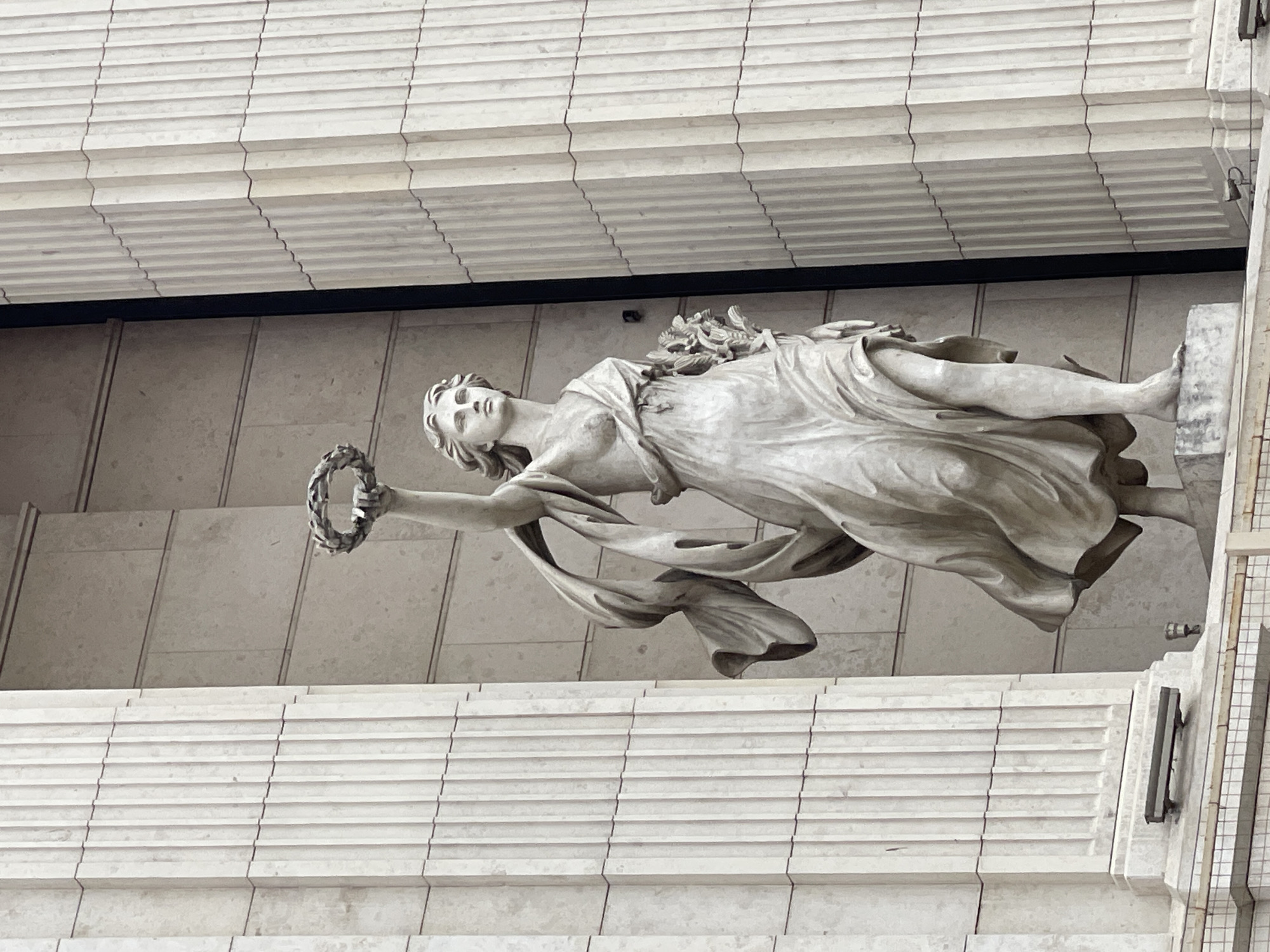 Saint Petersburg observer documents statue and mall balloon display