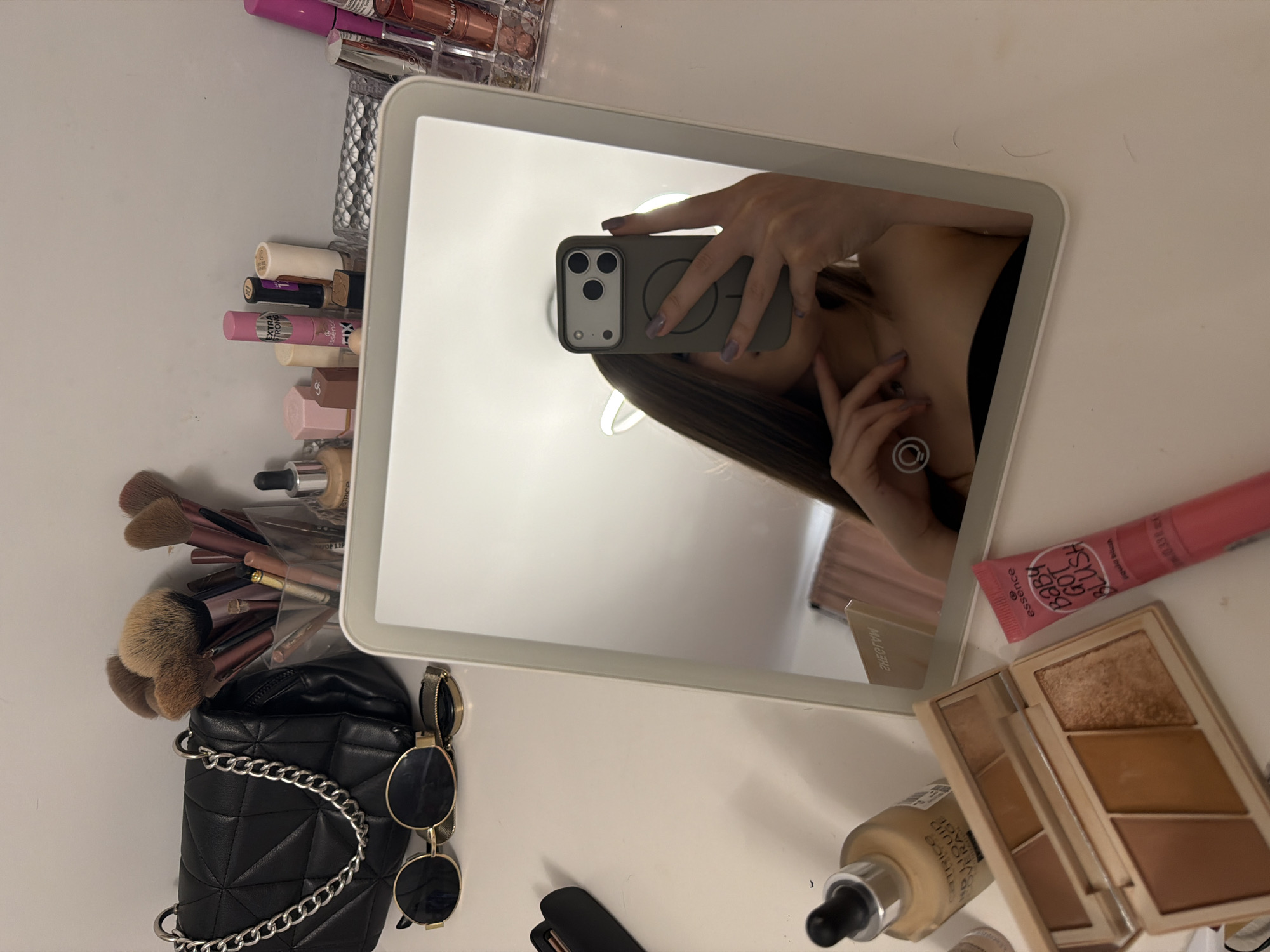 Person takes mirror selfie at vanity table in Shumen