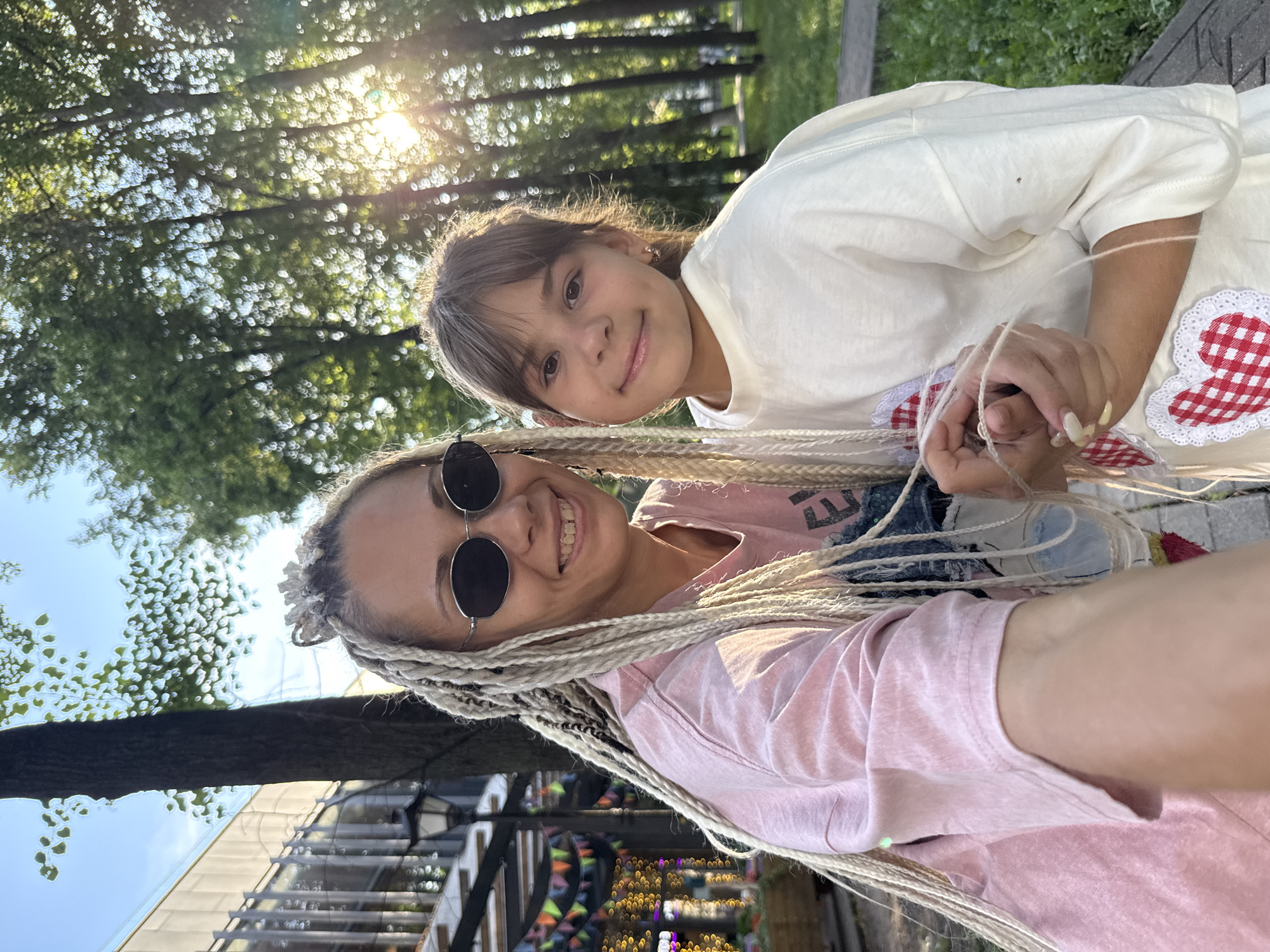 Street music and a mirrored bear sculpture on a Bor afternoon