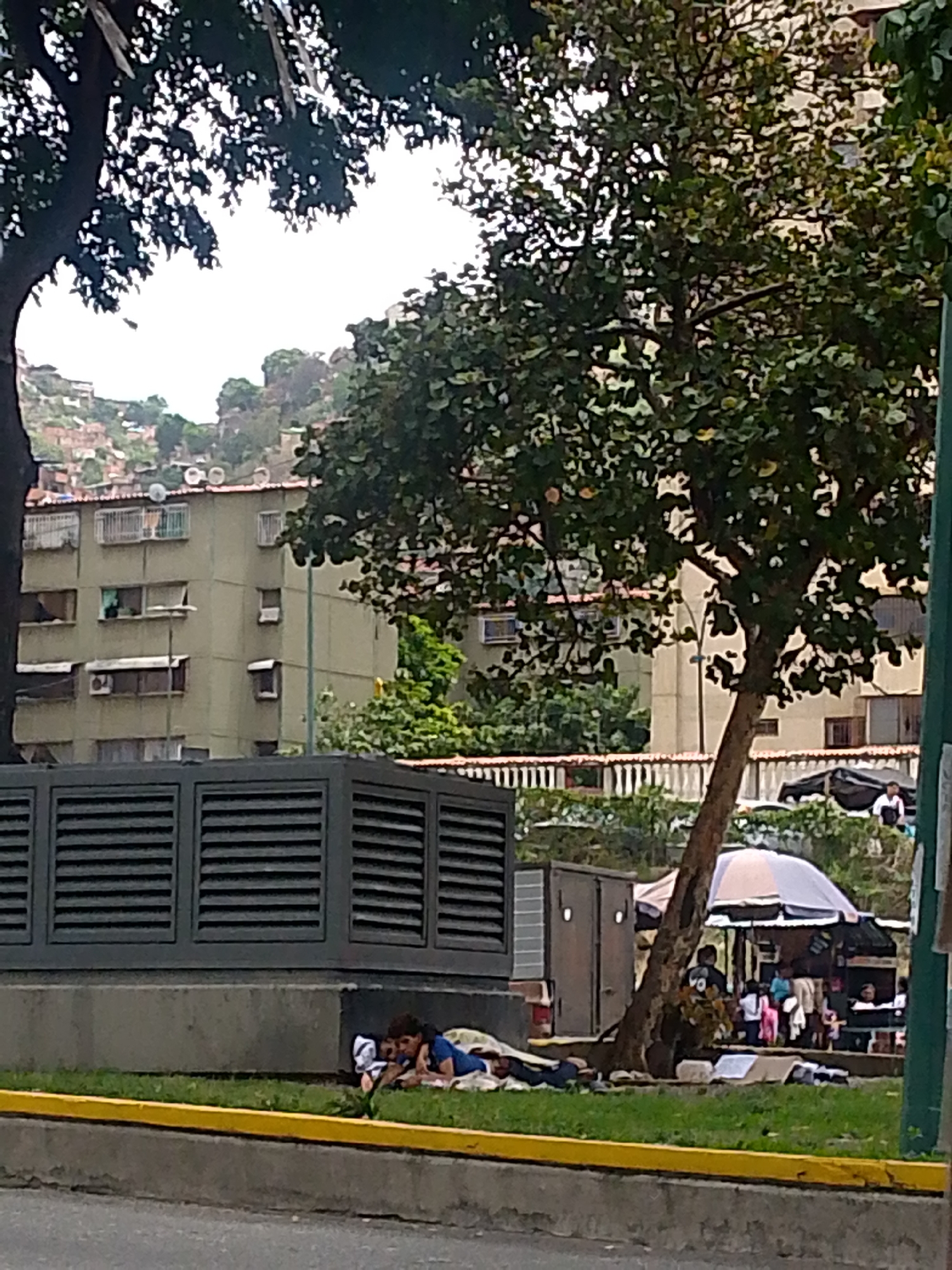 Ordinary life moments captured across Caracas neighborhoods during afternoon hours