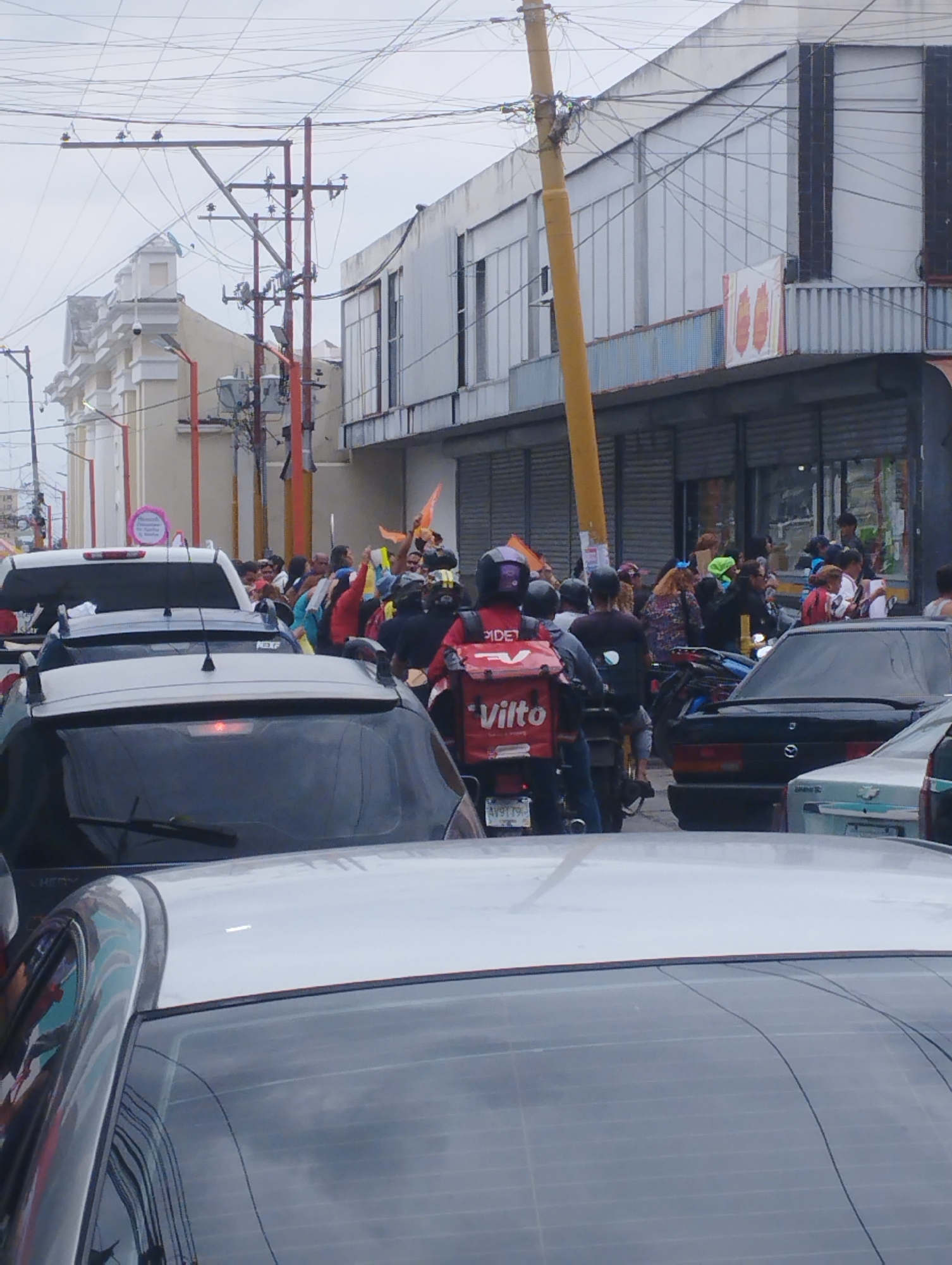 Traffic congestion disrupts Valencia streets, delivery workers navigate crowds