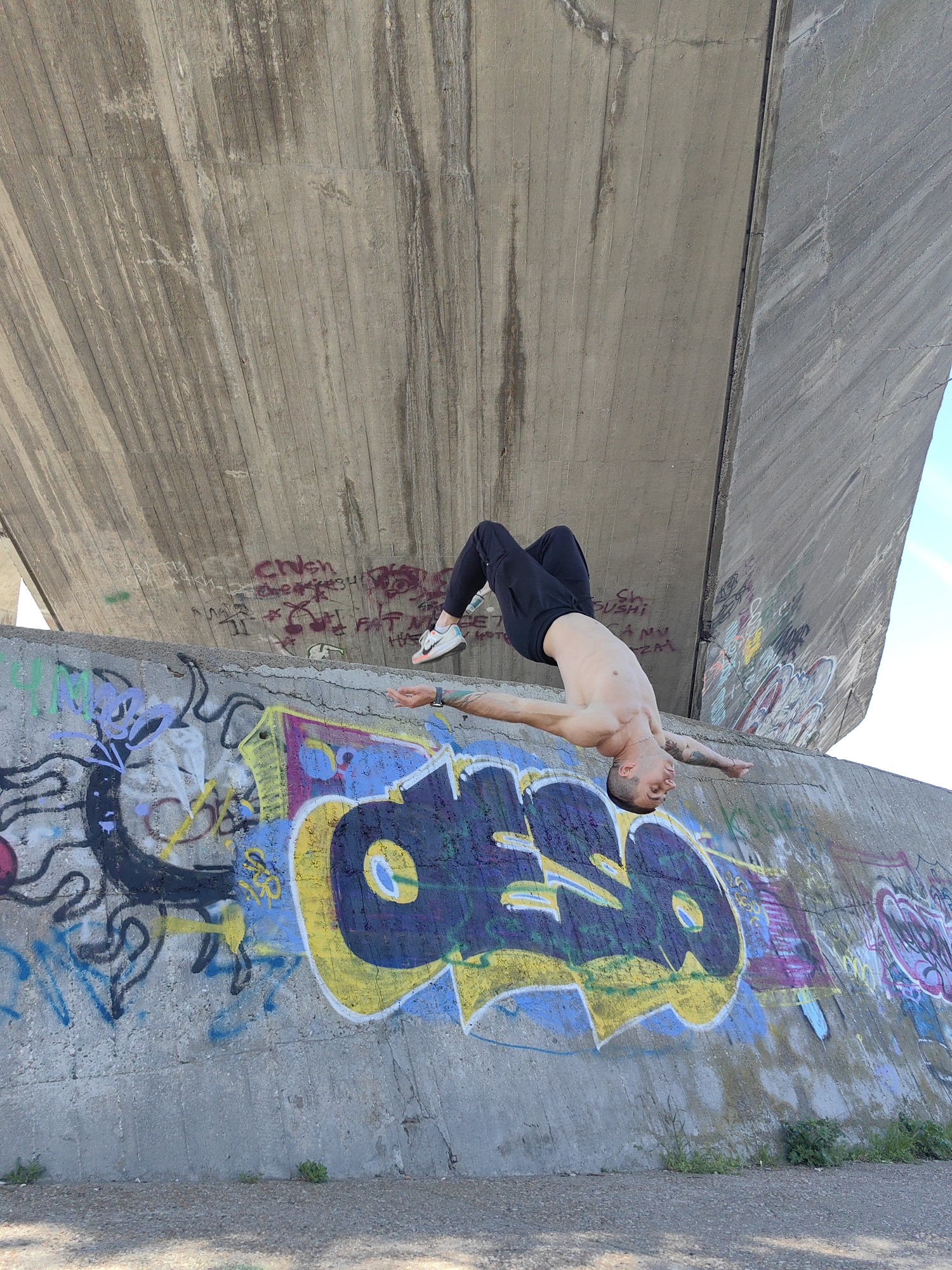 Tattooed athlete performs acrobatic stunts near Varna bridge