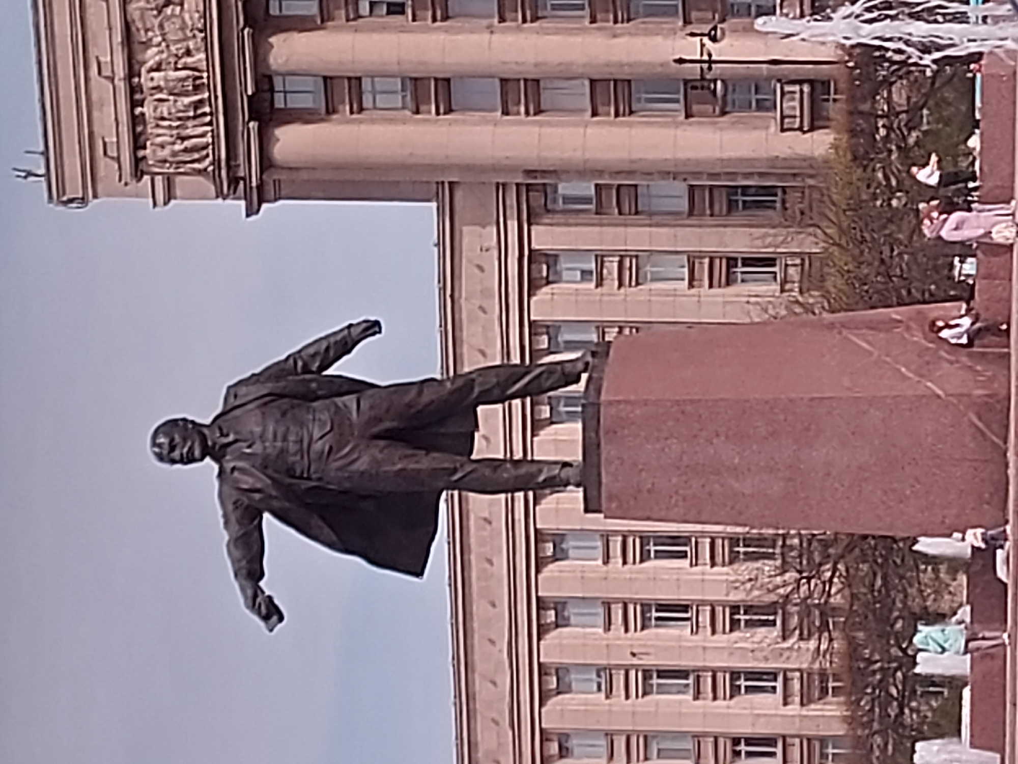 Lenin statue observed in Saint Petersburg