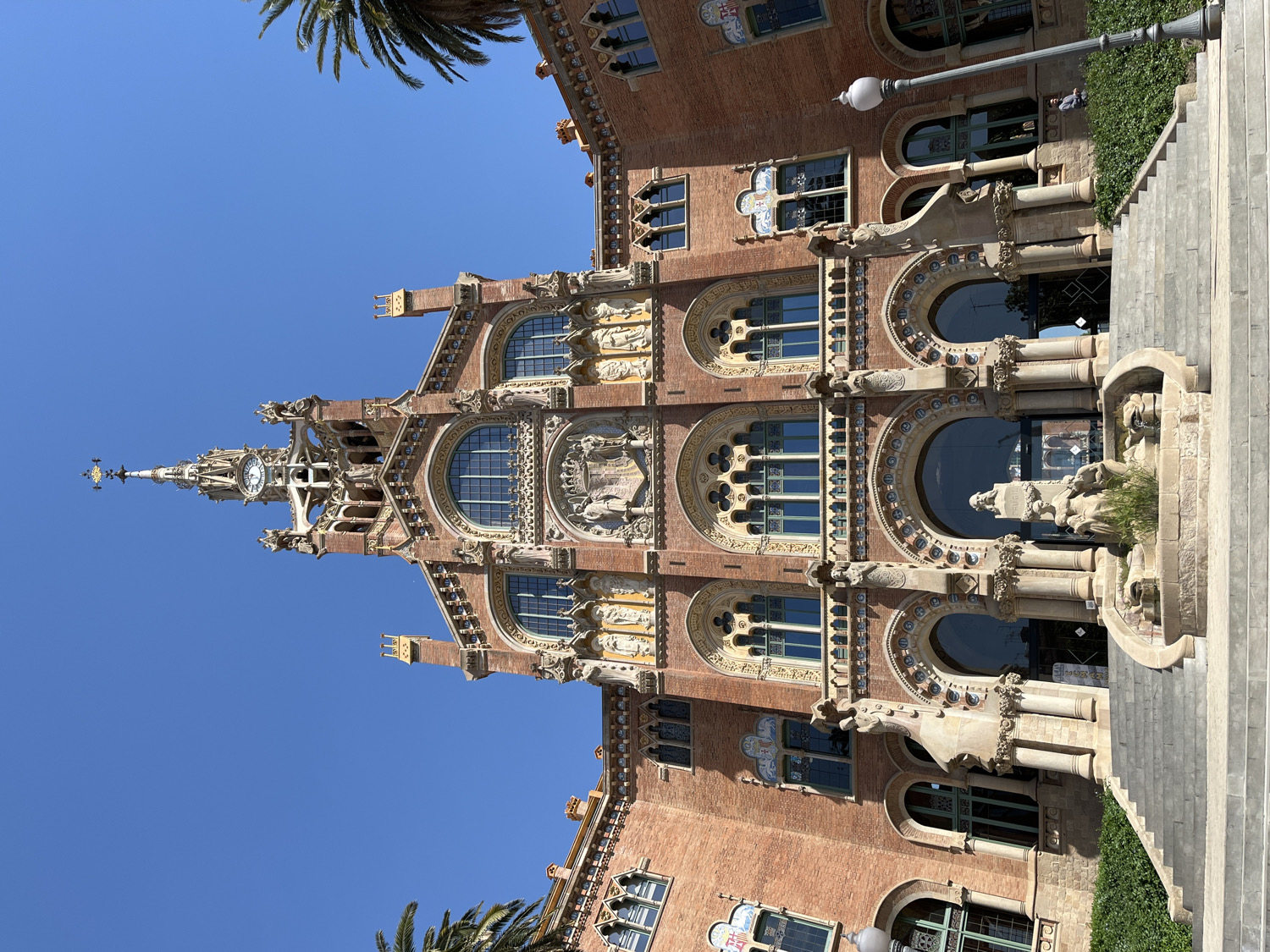 Tourist captures Barcelona's iconic architecture on sunny morning