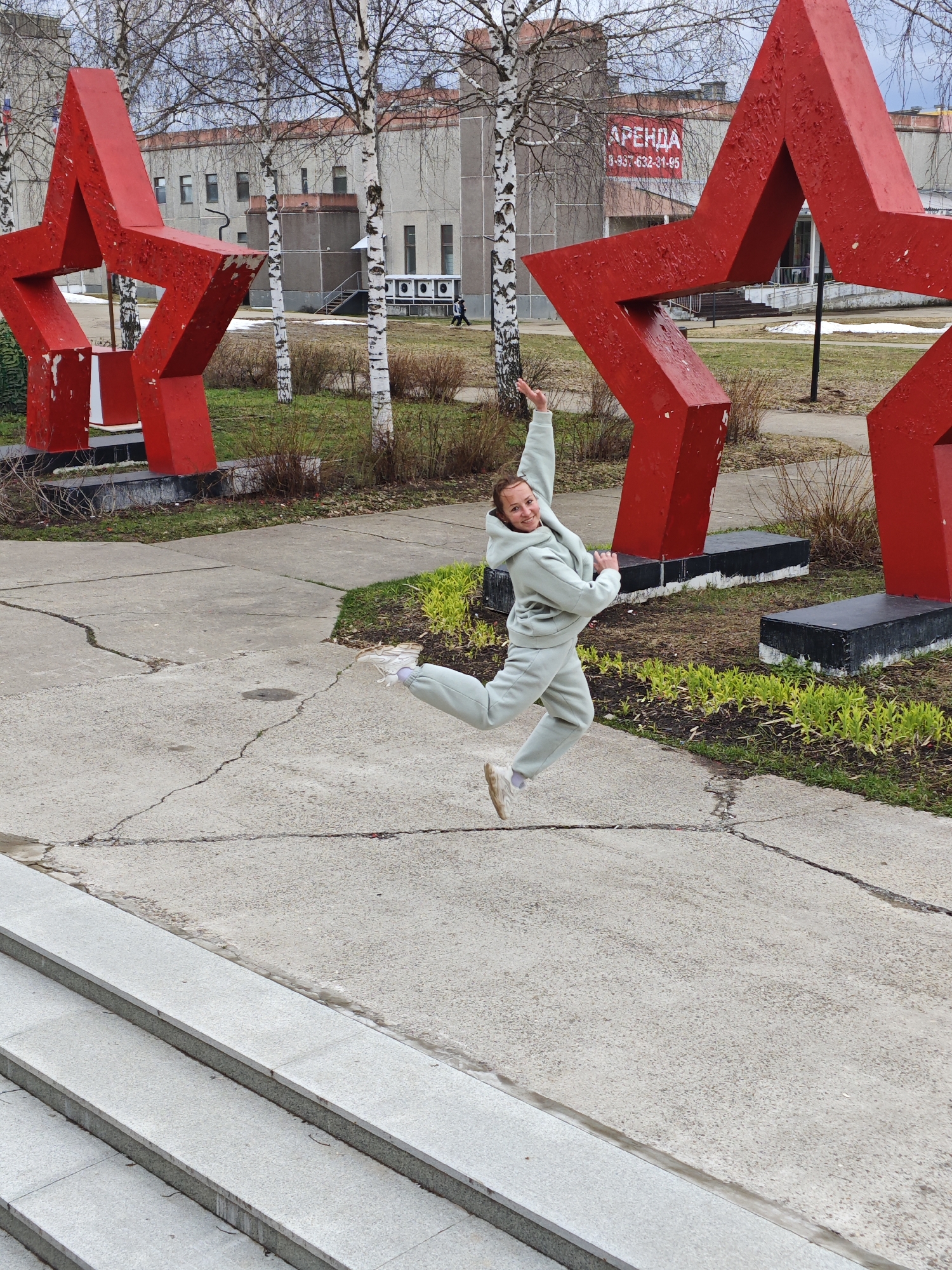Woman jumps by star sculptures, Samoyed spotted in Markovskii