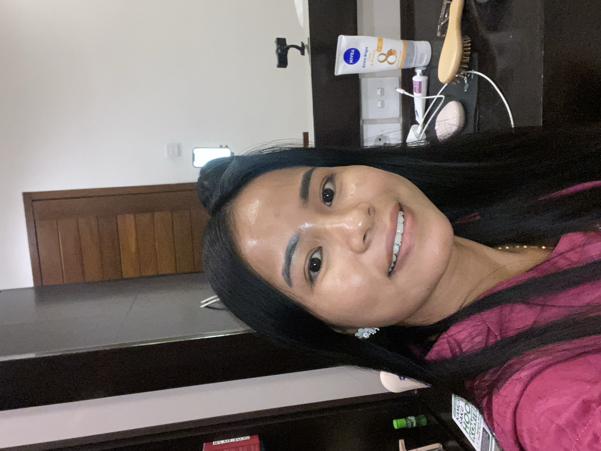 Woman documents daily routine through selfies in North Kuta
