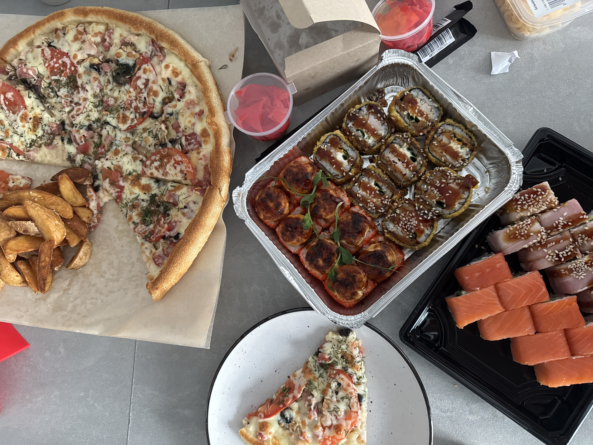 Pizza and sushi lunch combo in Kostroma