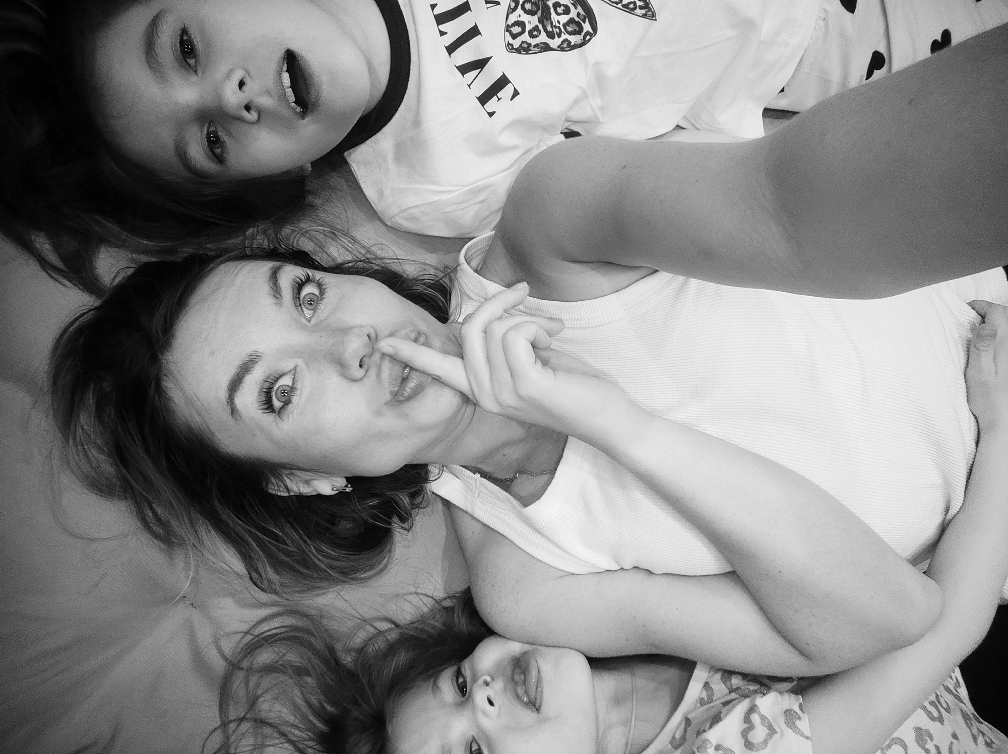Family photo session captures playful moments in Votkinsk