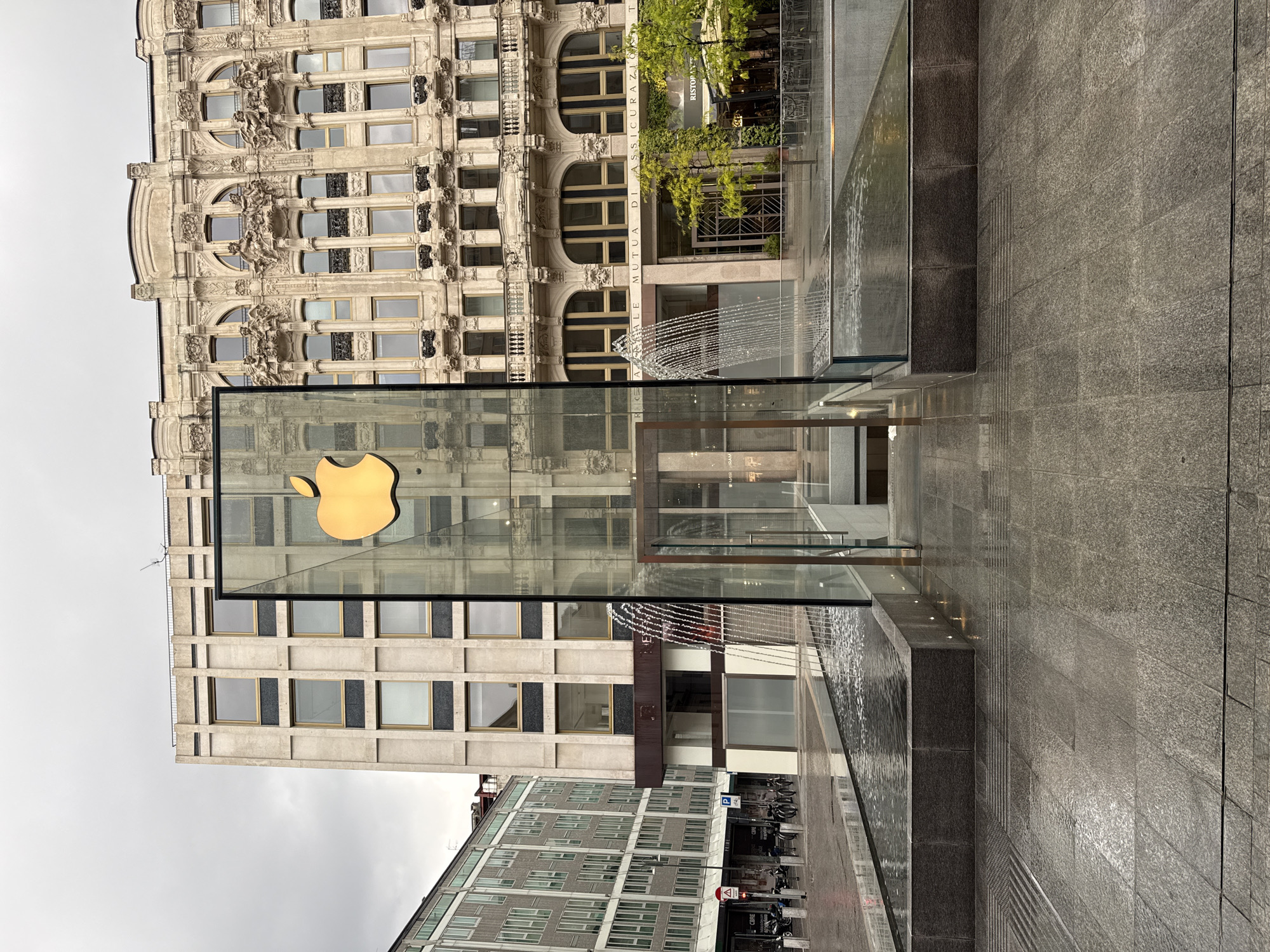 Apple Store Milan documented by witnesses in Piazza Liberty