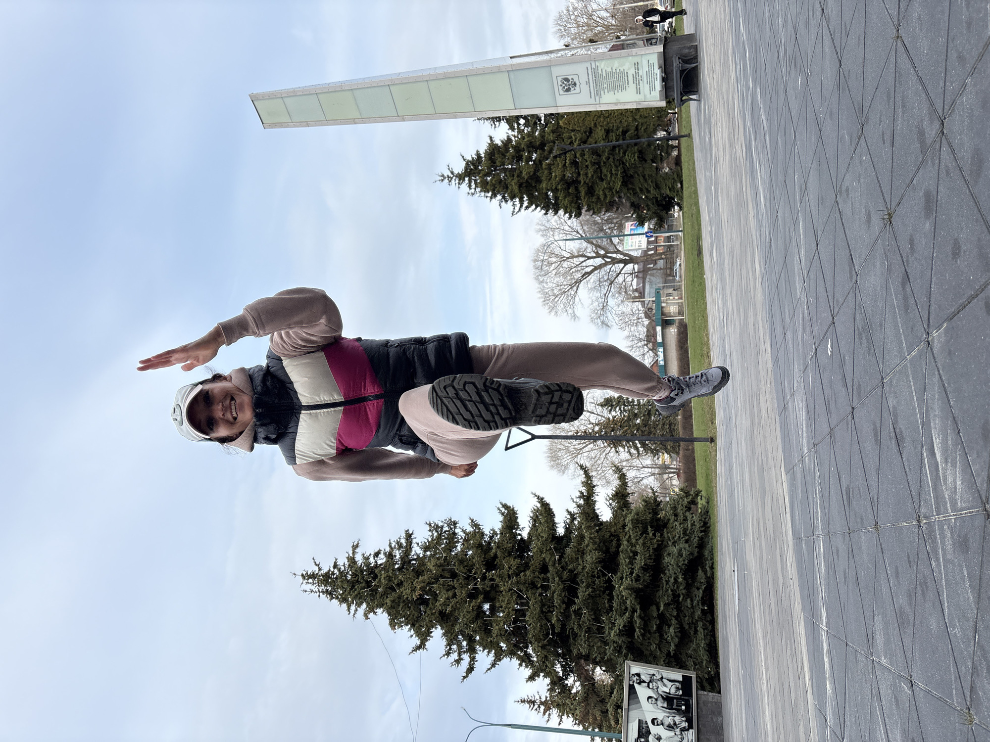 Cyclists tour Ulyanovsk city center, document journey near train station