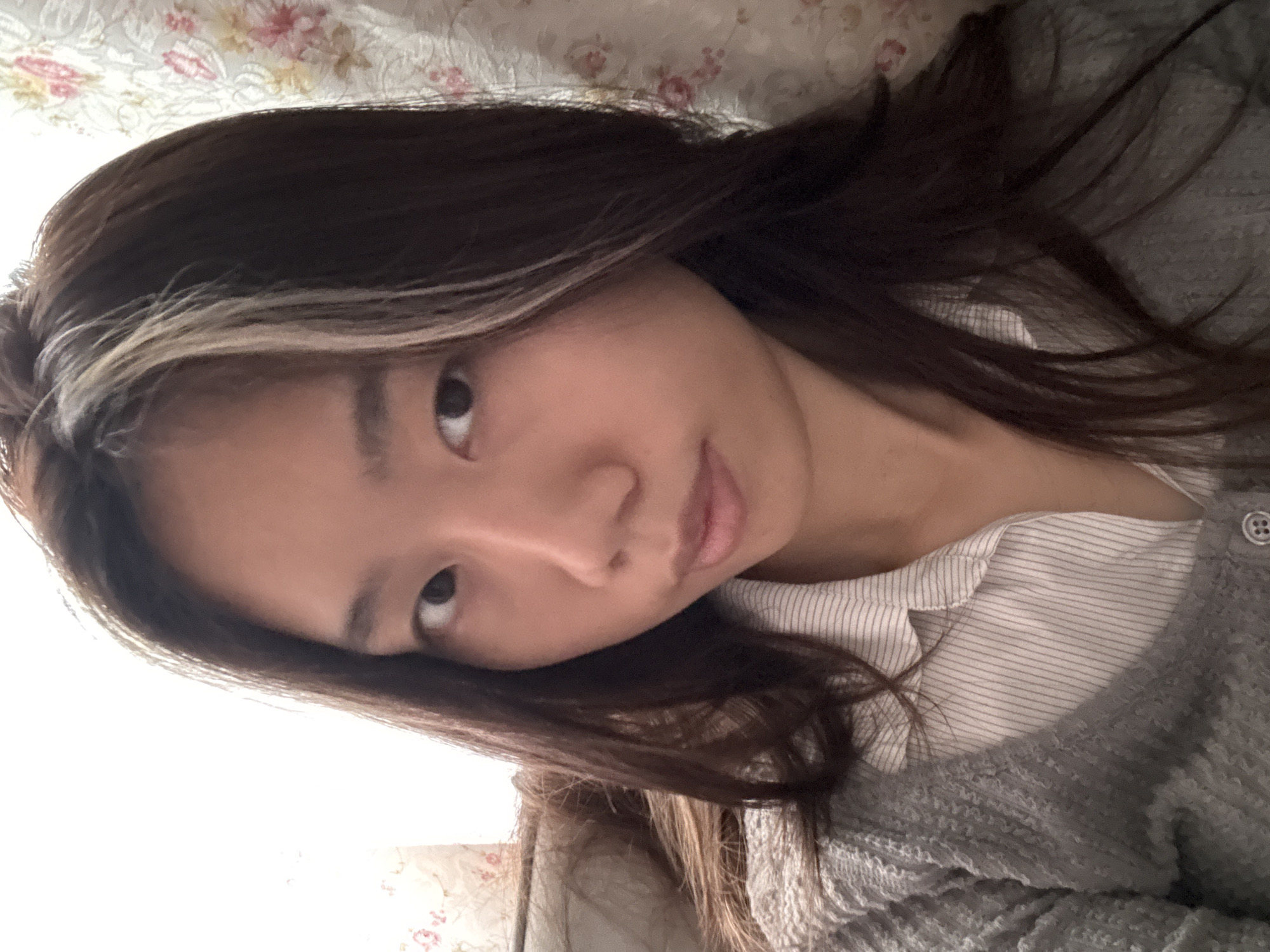 Woman takes morning selfies and shops in Chongqing