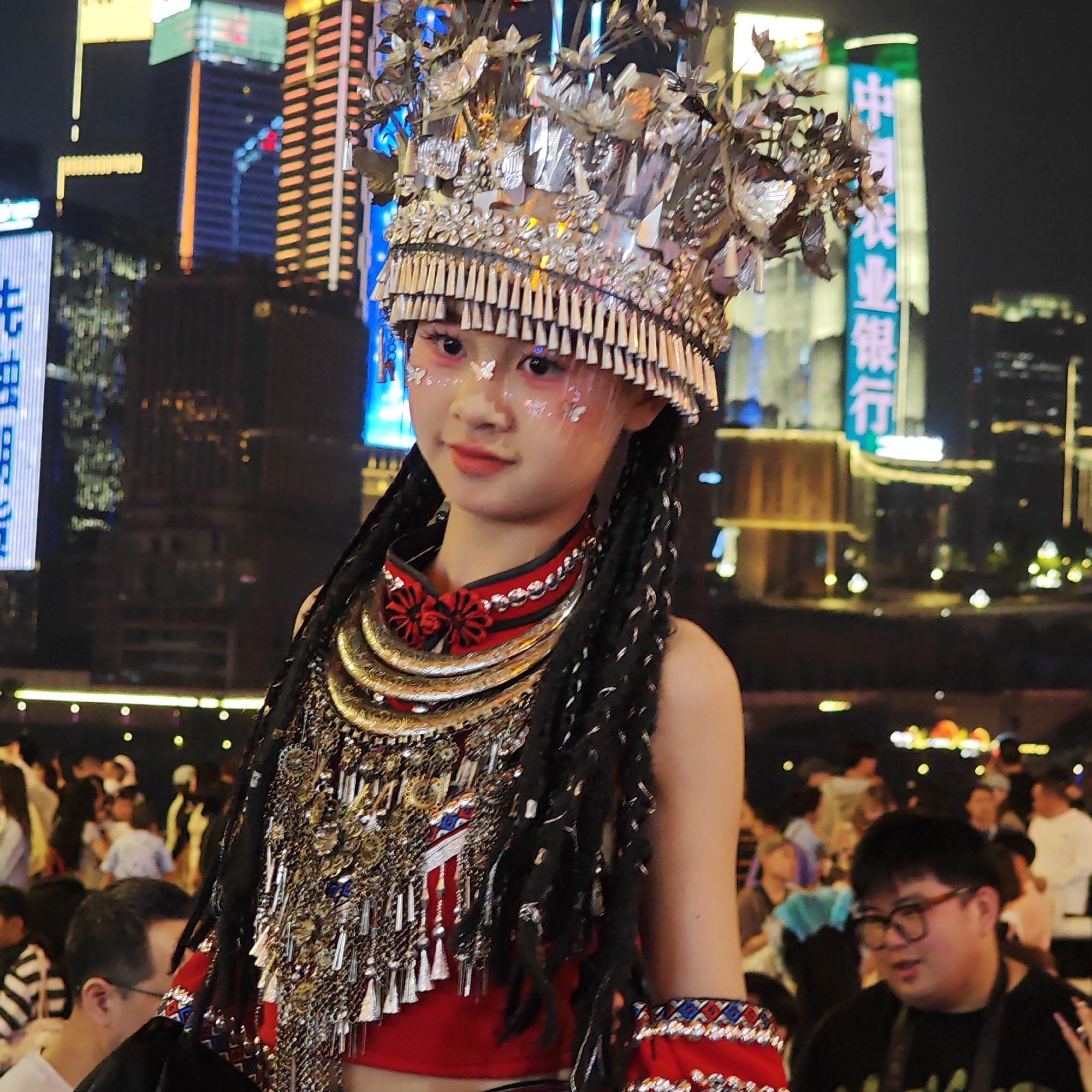 Traditional costume festival draws crowds to Chongqing's Yuzhong District
