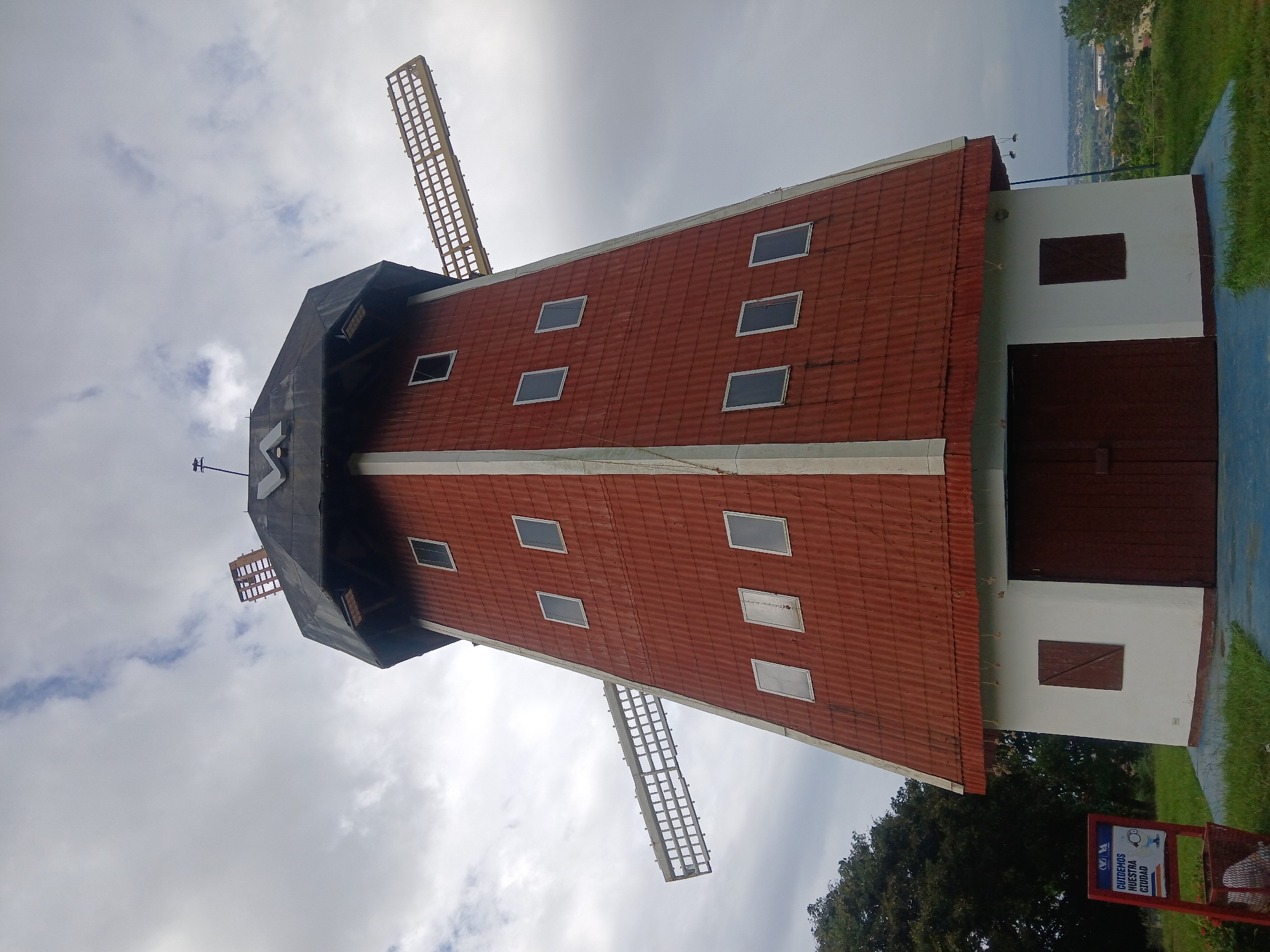 Street-level tour of Ciudad Guayana's public spaces and landmarks