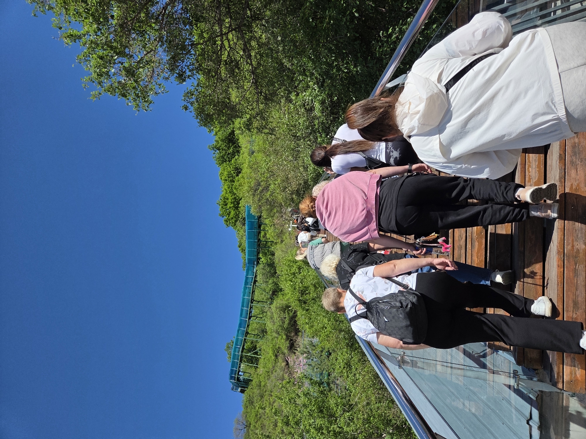 Tourists enjoy sunny afternoon at Jiejinkou recreational area
