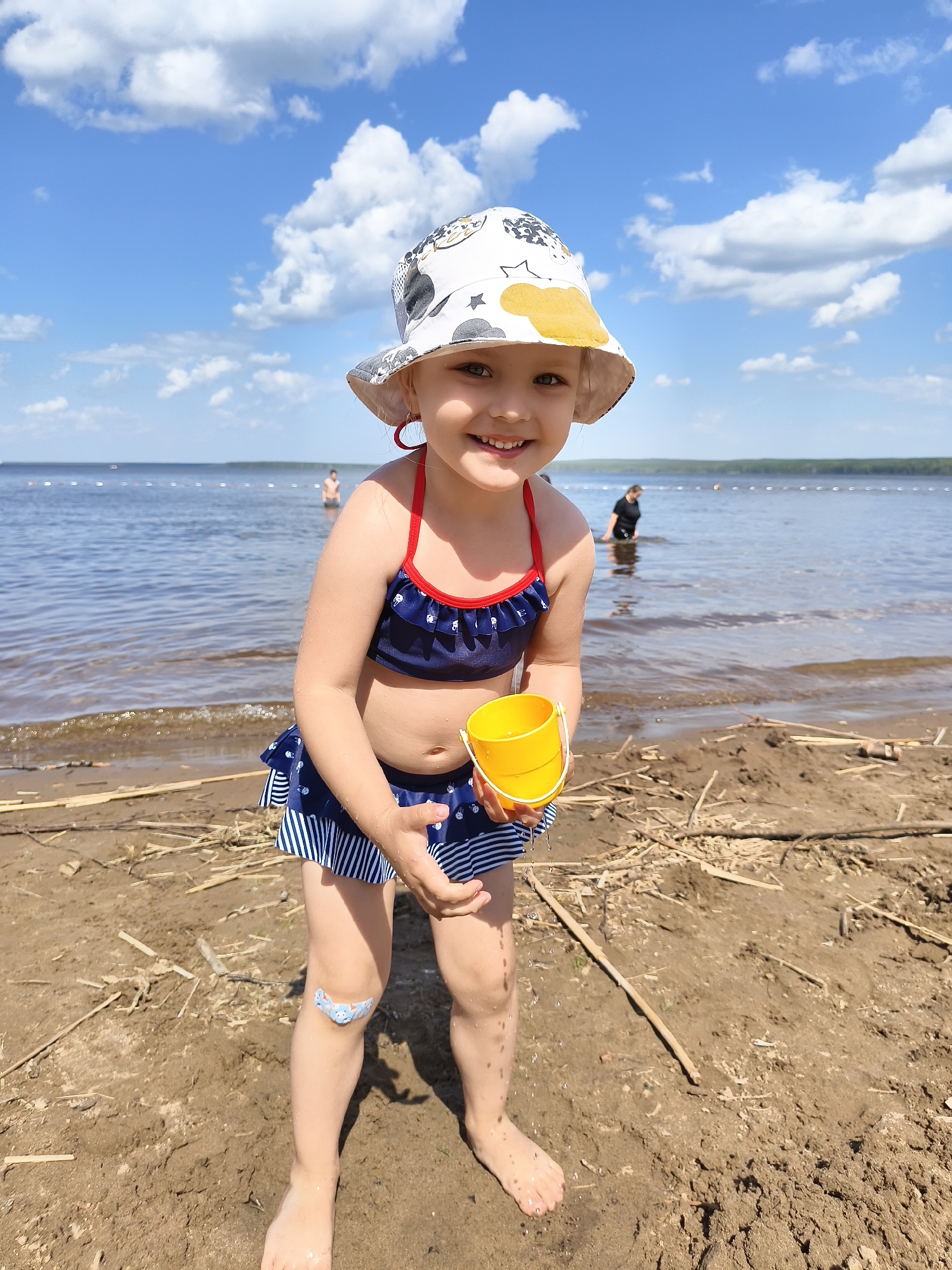 Beach day selfies capture mother-child outing by waterfront