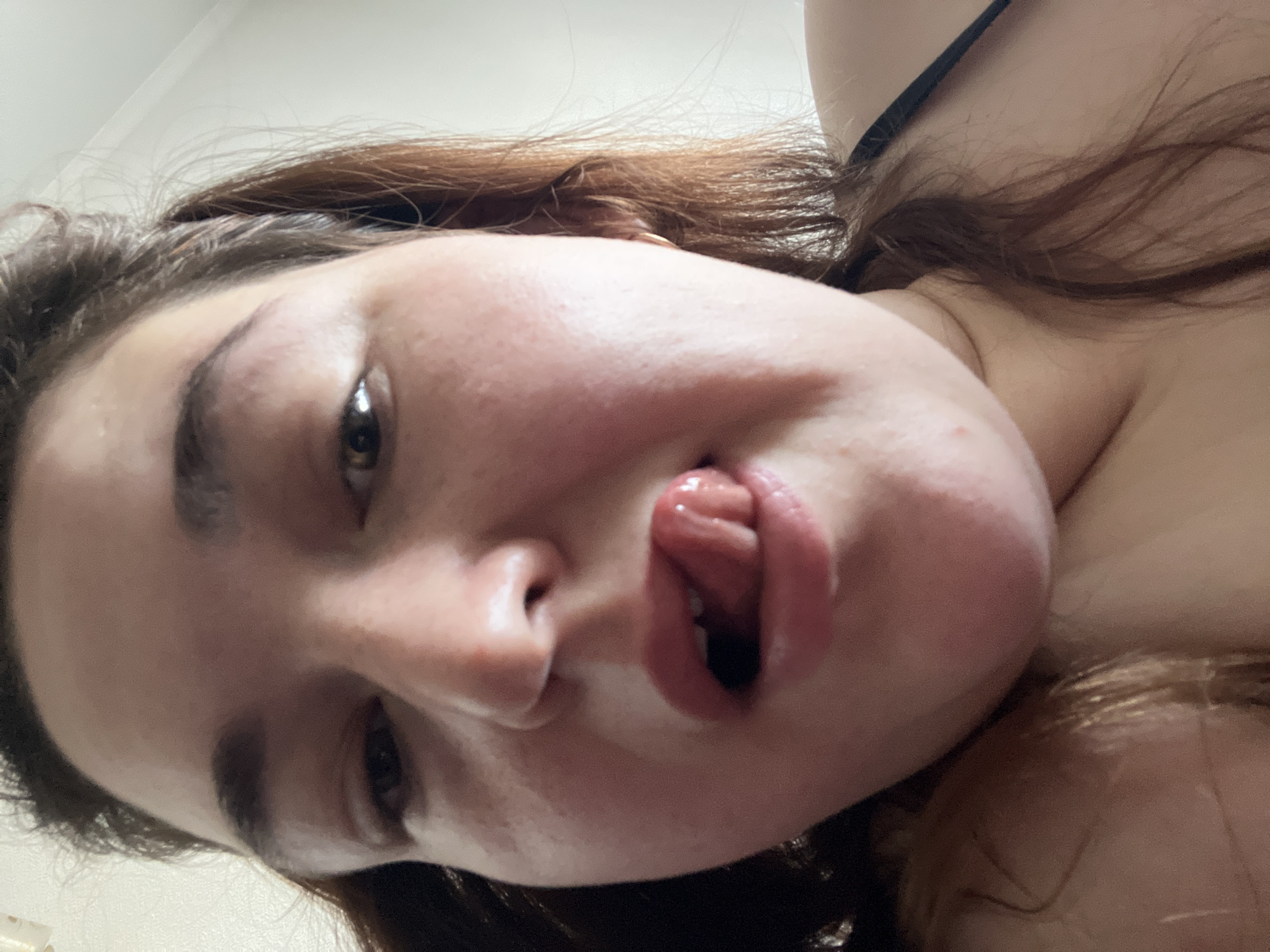 Lazy morning selfies and city views from a Chelyabinsk apartment