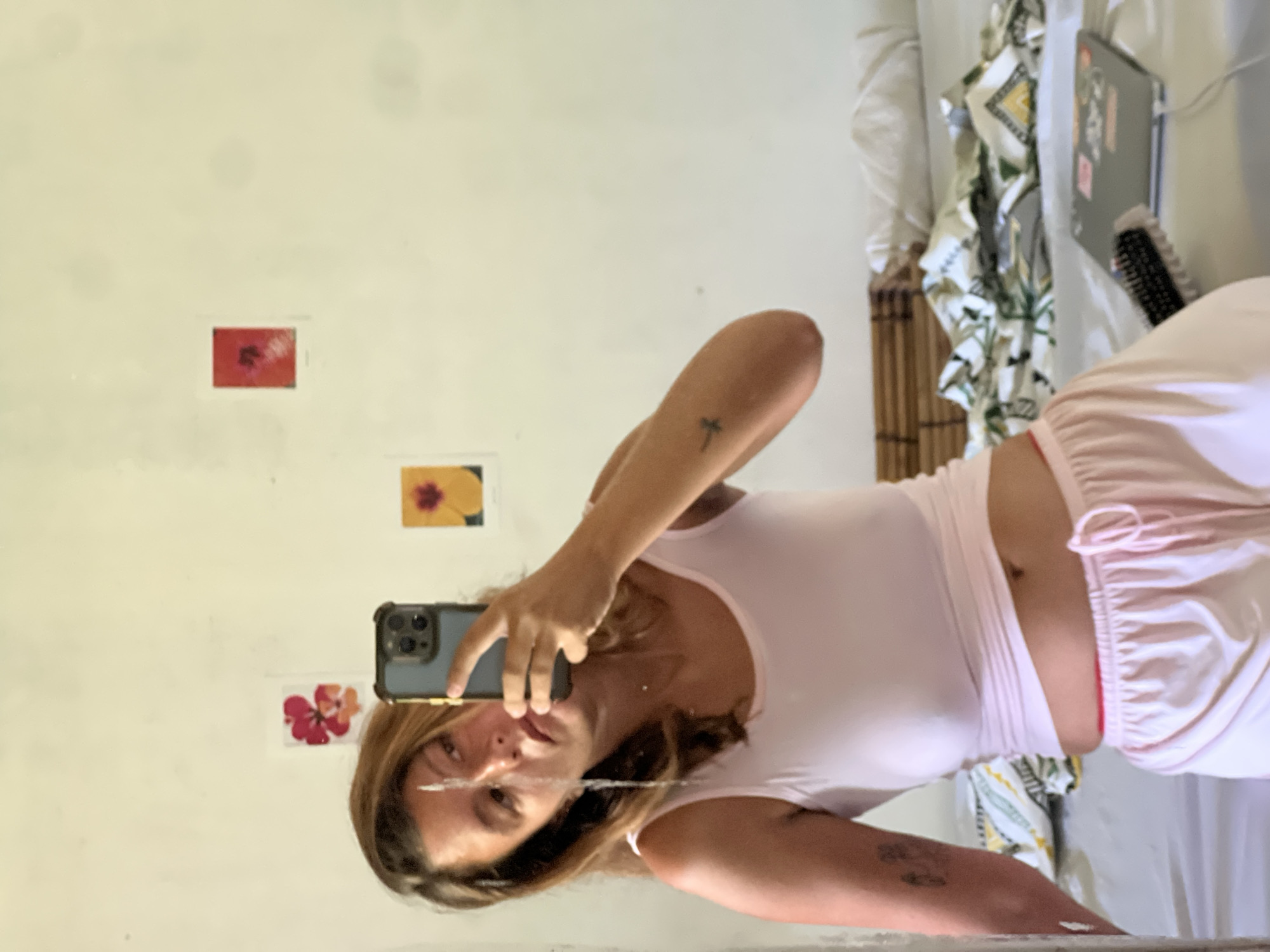 Lazy evening in General Luna — room life, kittens, and shells