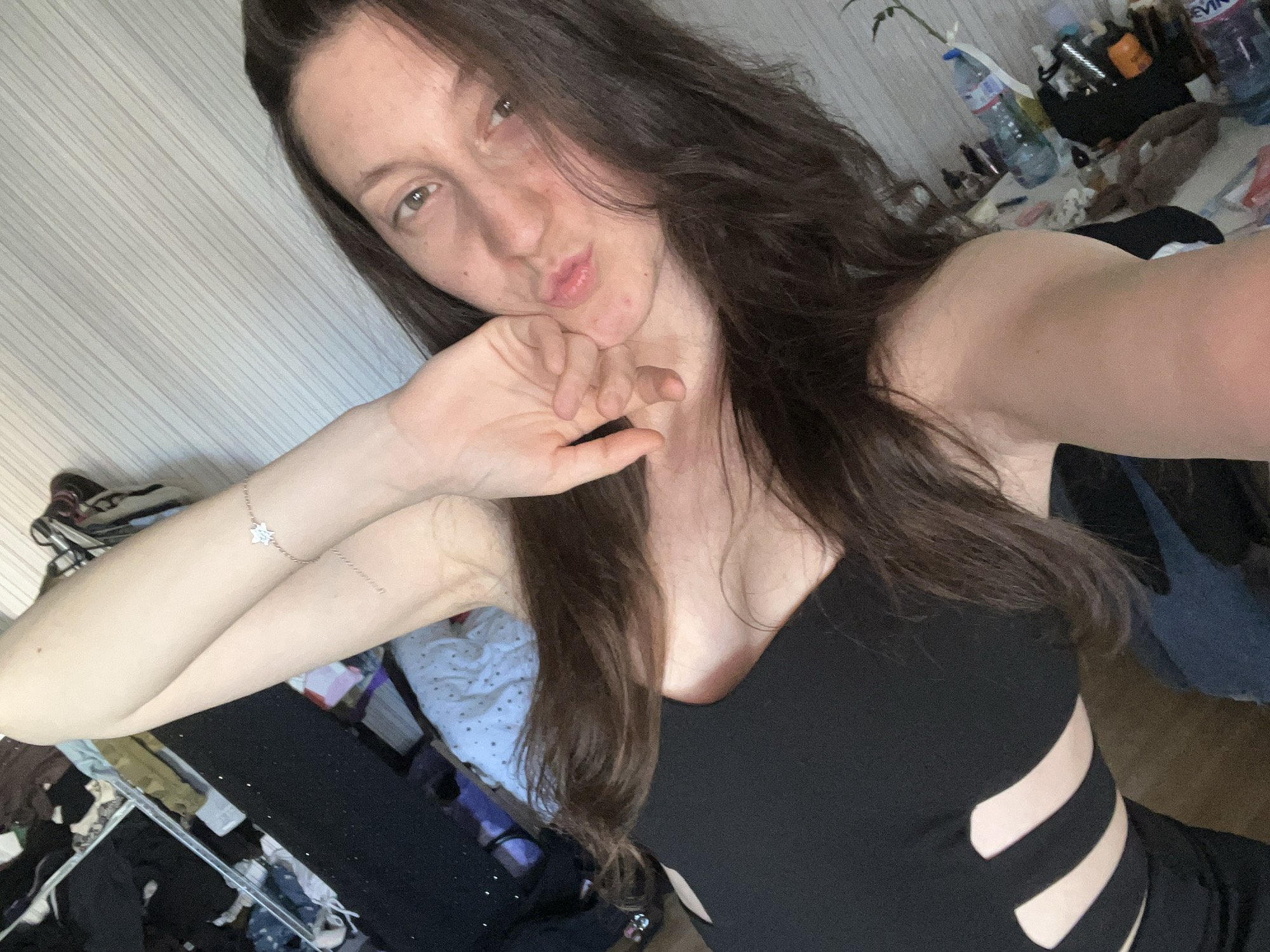 Woman documents mirror selfie session across two hours