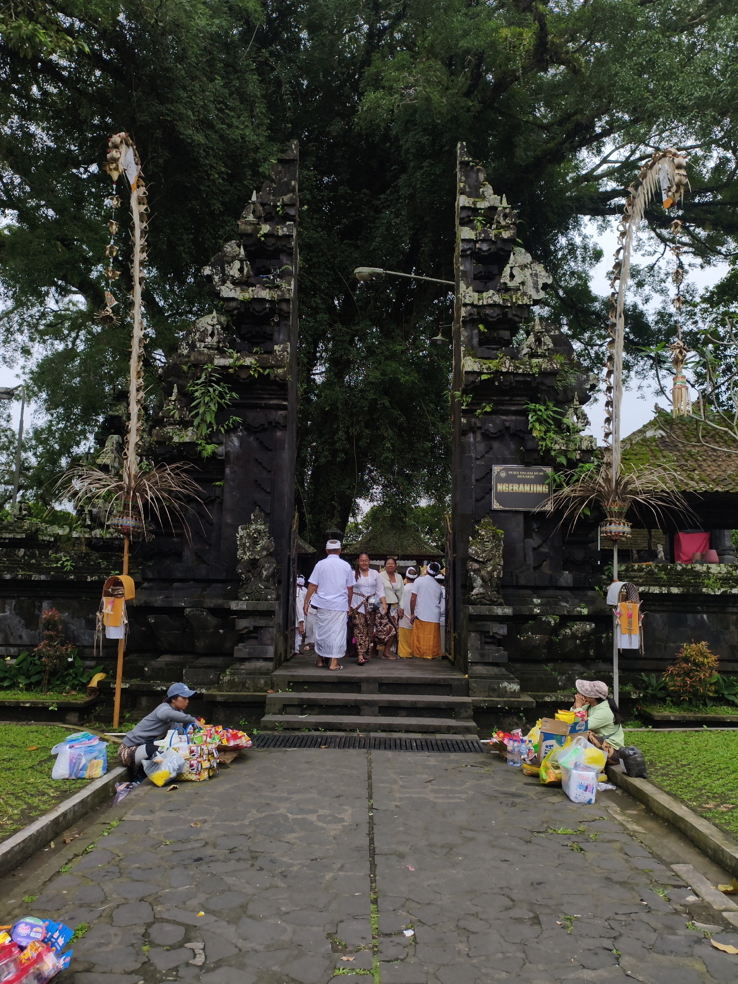 Dawn religious ceremony draws crowds to Balinese temple