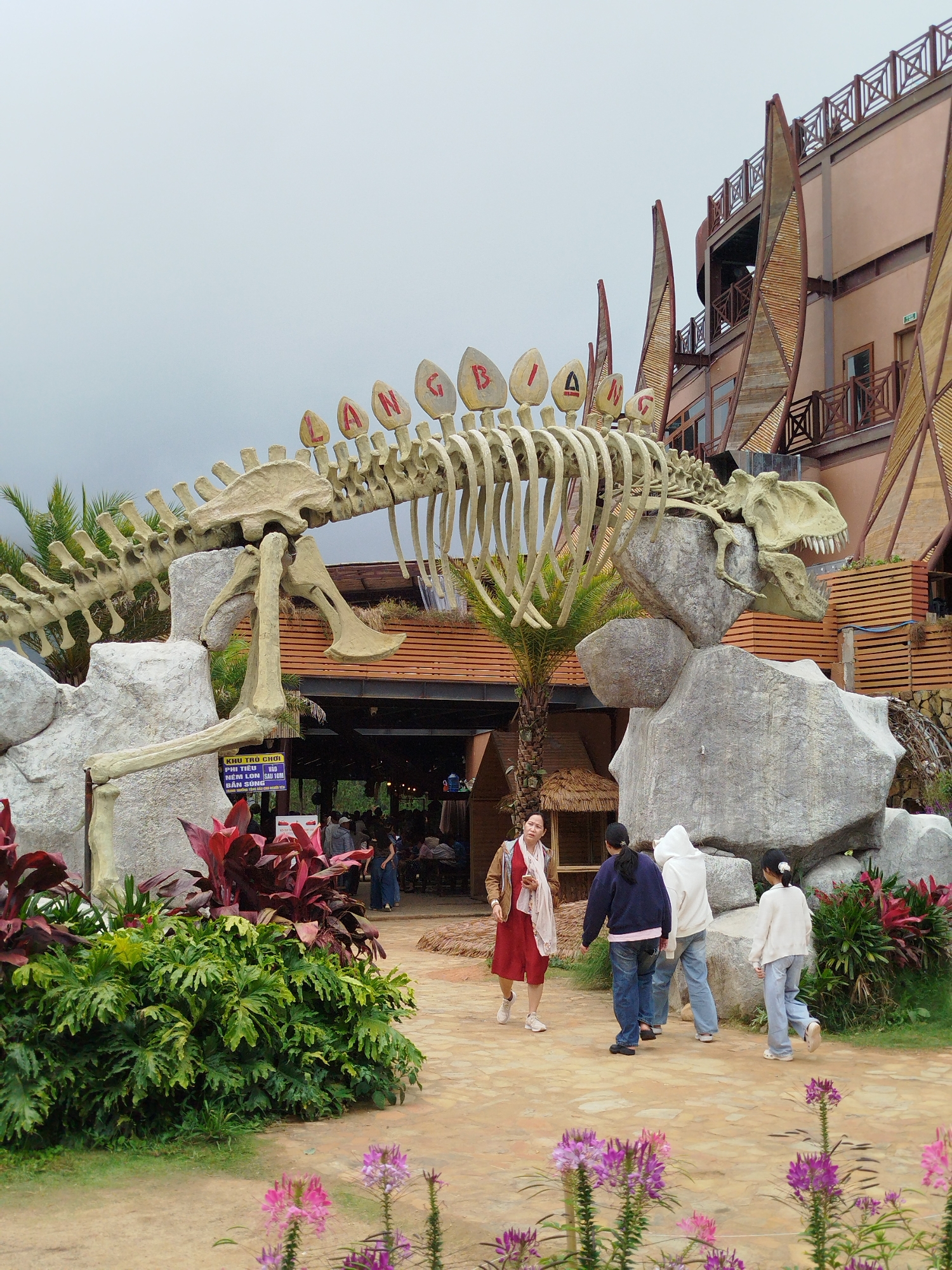 Exploring Lạc Dương's dinosaur park and botanical gardens