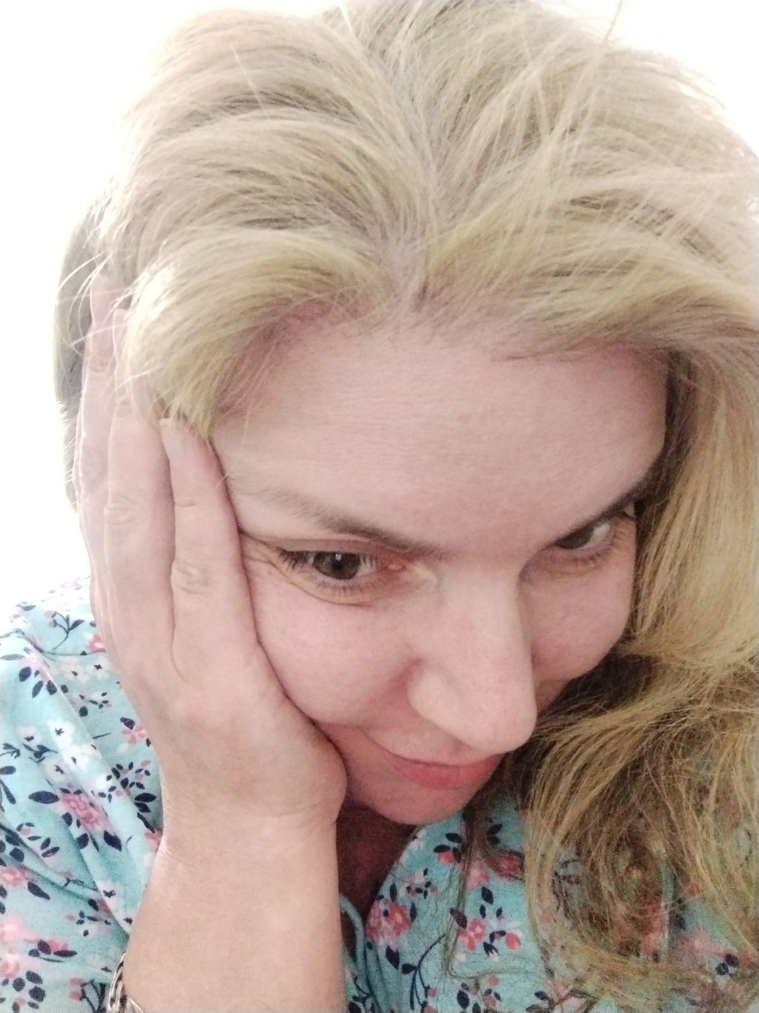 Woman documents evening selfie session with jewelry in UAE