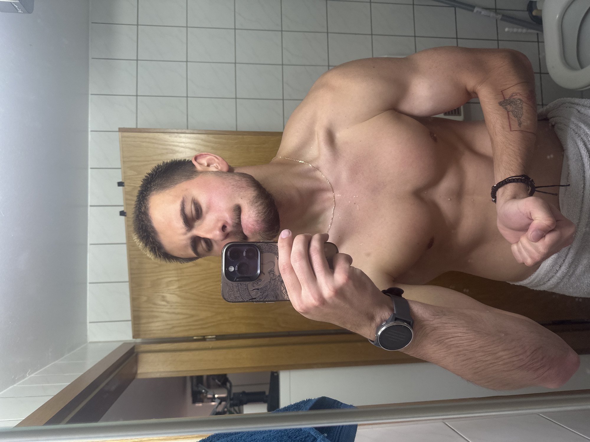 Man takes post-shower mirror selfies in Essen bathroom