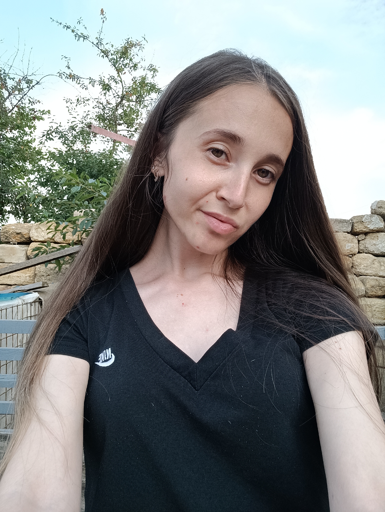 Backyard afternoon in Vypasne: cats, selfies, and wet concrete