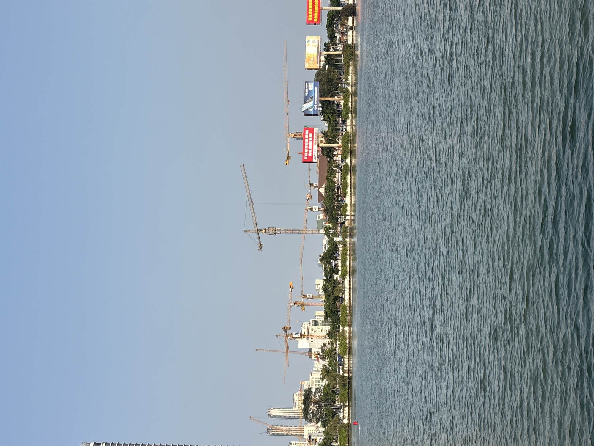 Morning scenes documented across Đà Nẵng waterfront and arcades