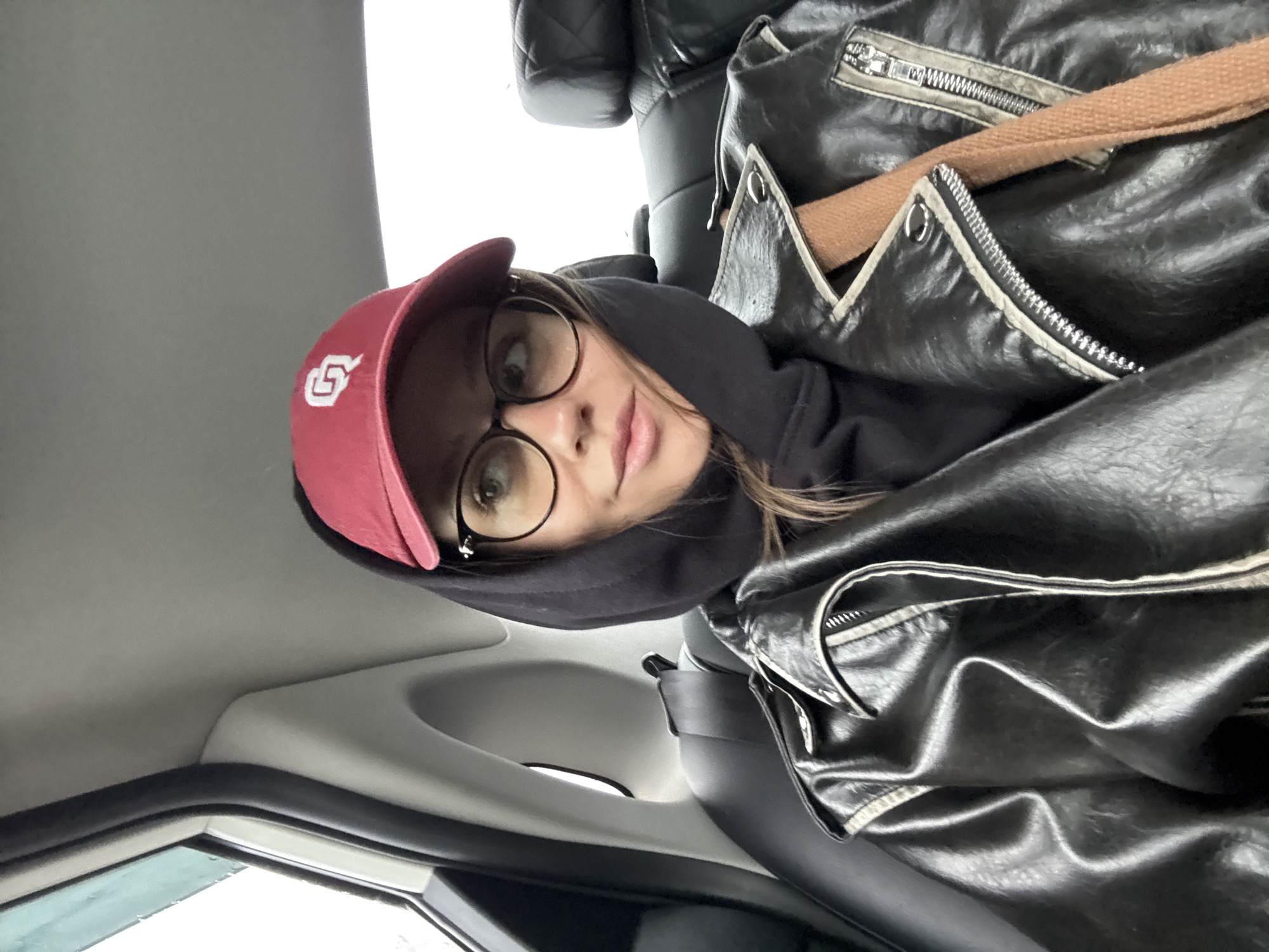 Woman in red cap spotted in car, Krasnoyarsk