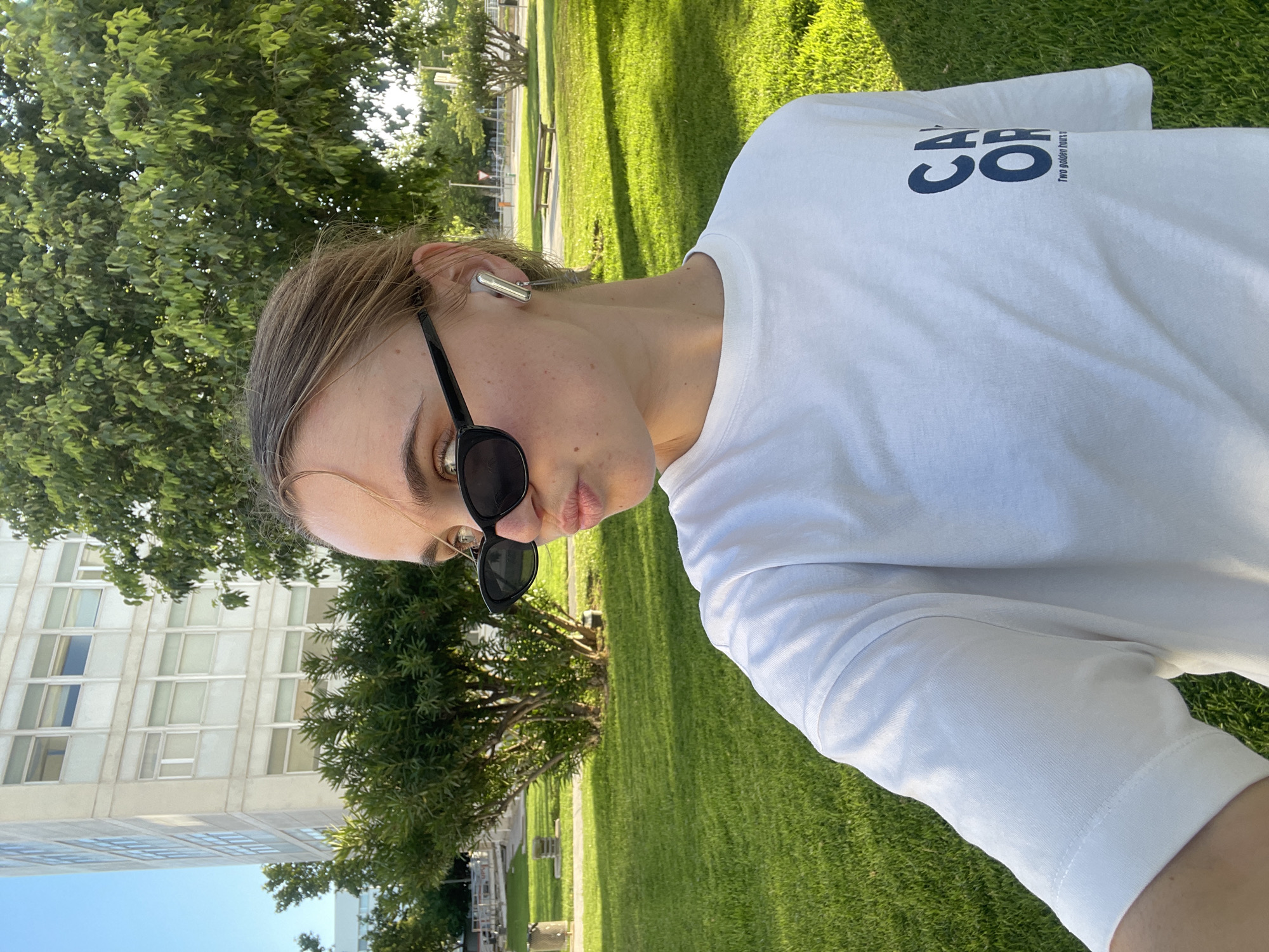 Woman in white shirt observed in Valencia park area