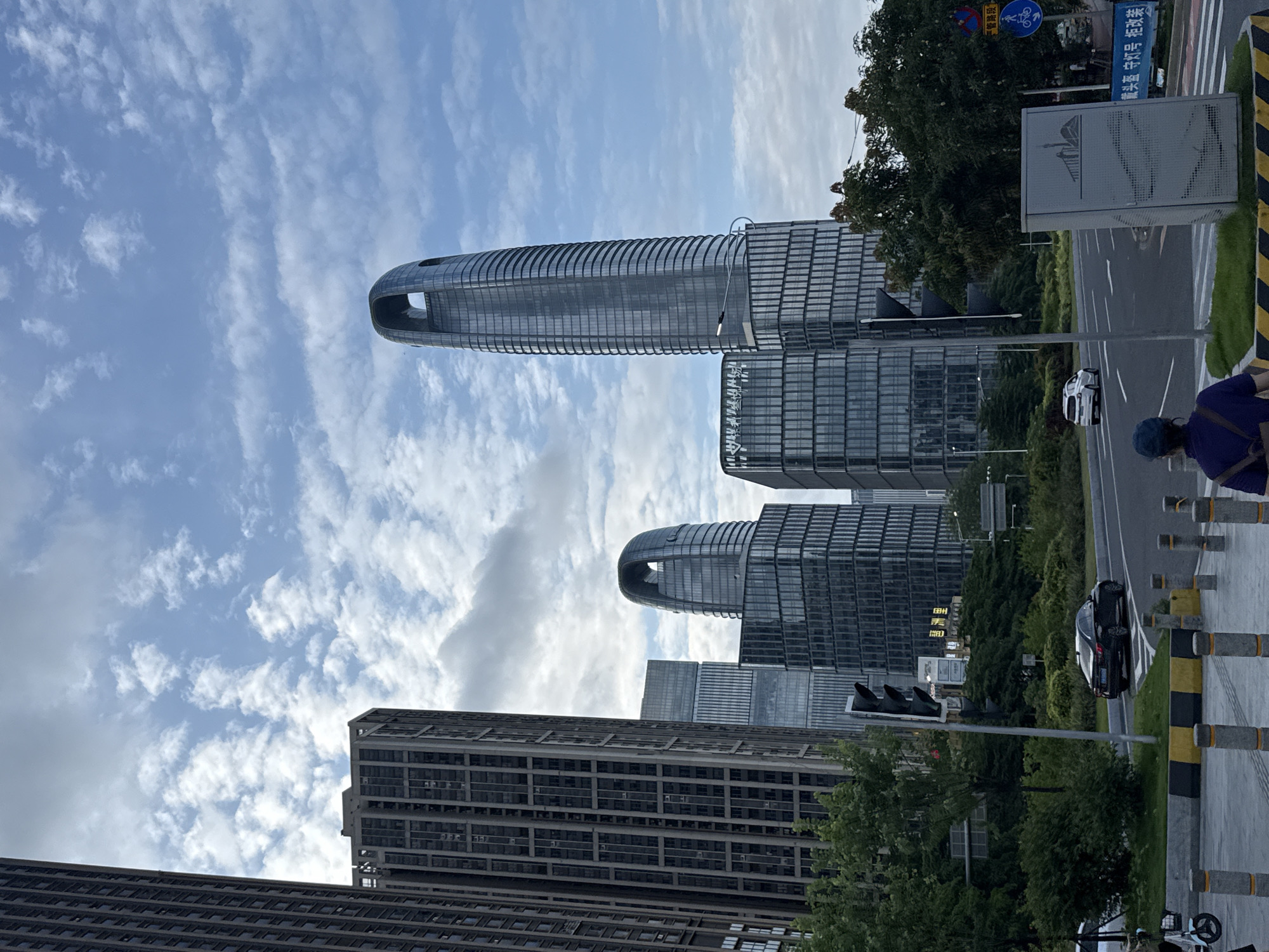 Morning life documented across Haizhu District's streets and gyms