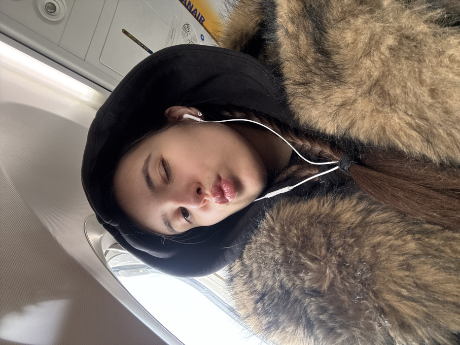 Woman photographed aboard Ryanair flight at Bucharest airport