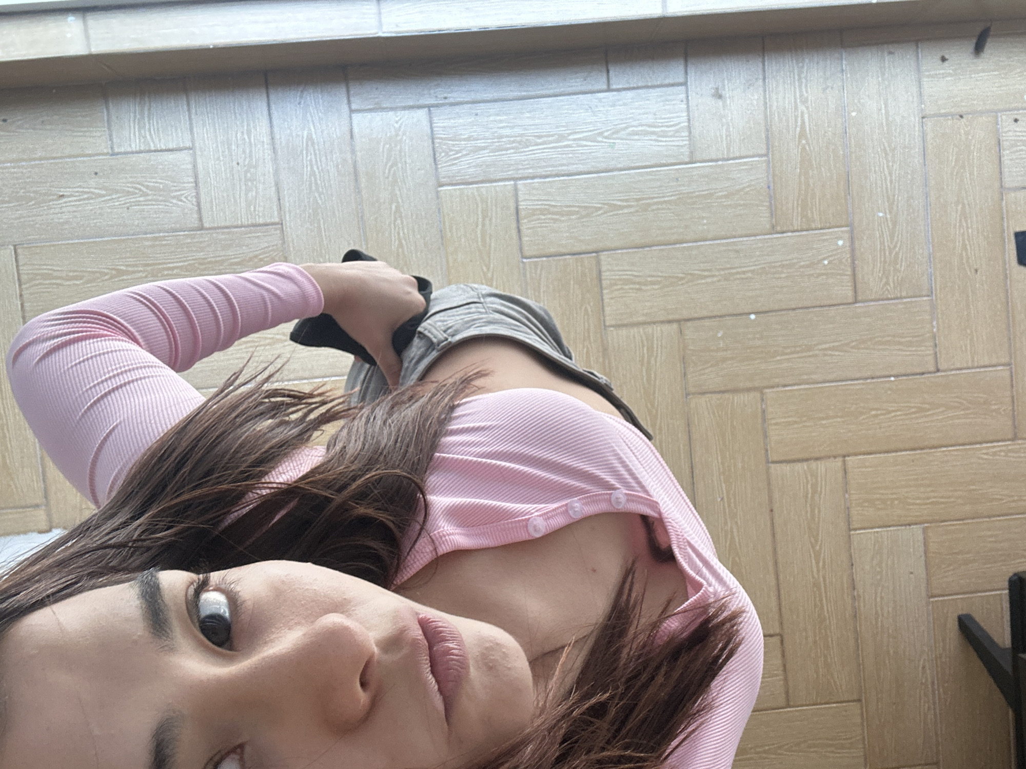 Woman captures casual selfies during afternoon in Puebla home