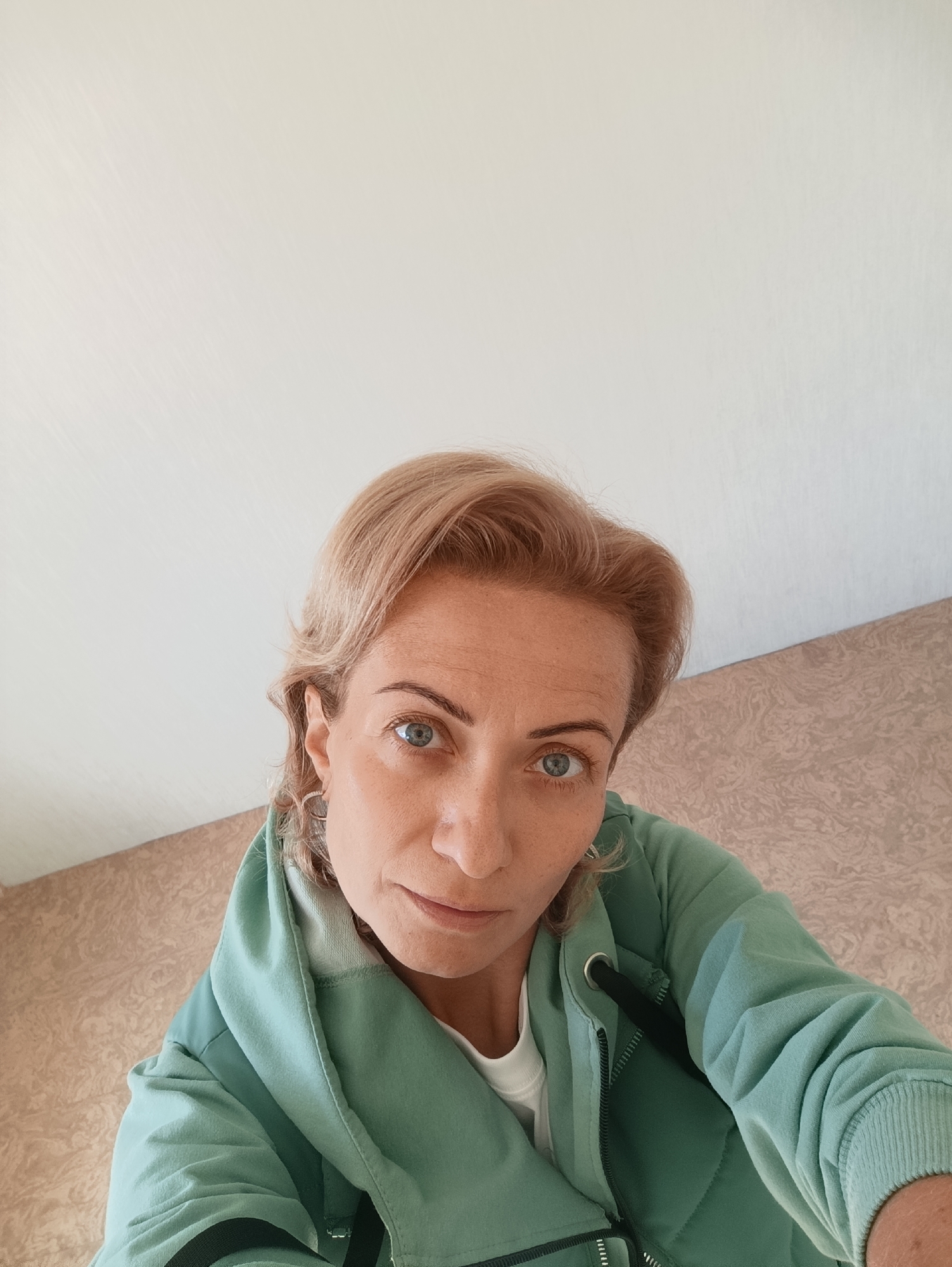 Quick selfie series, Moscow apartment, natural light