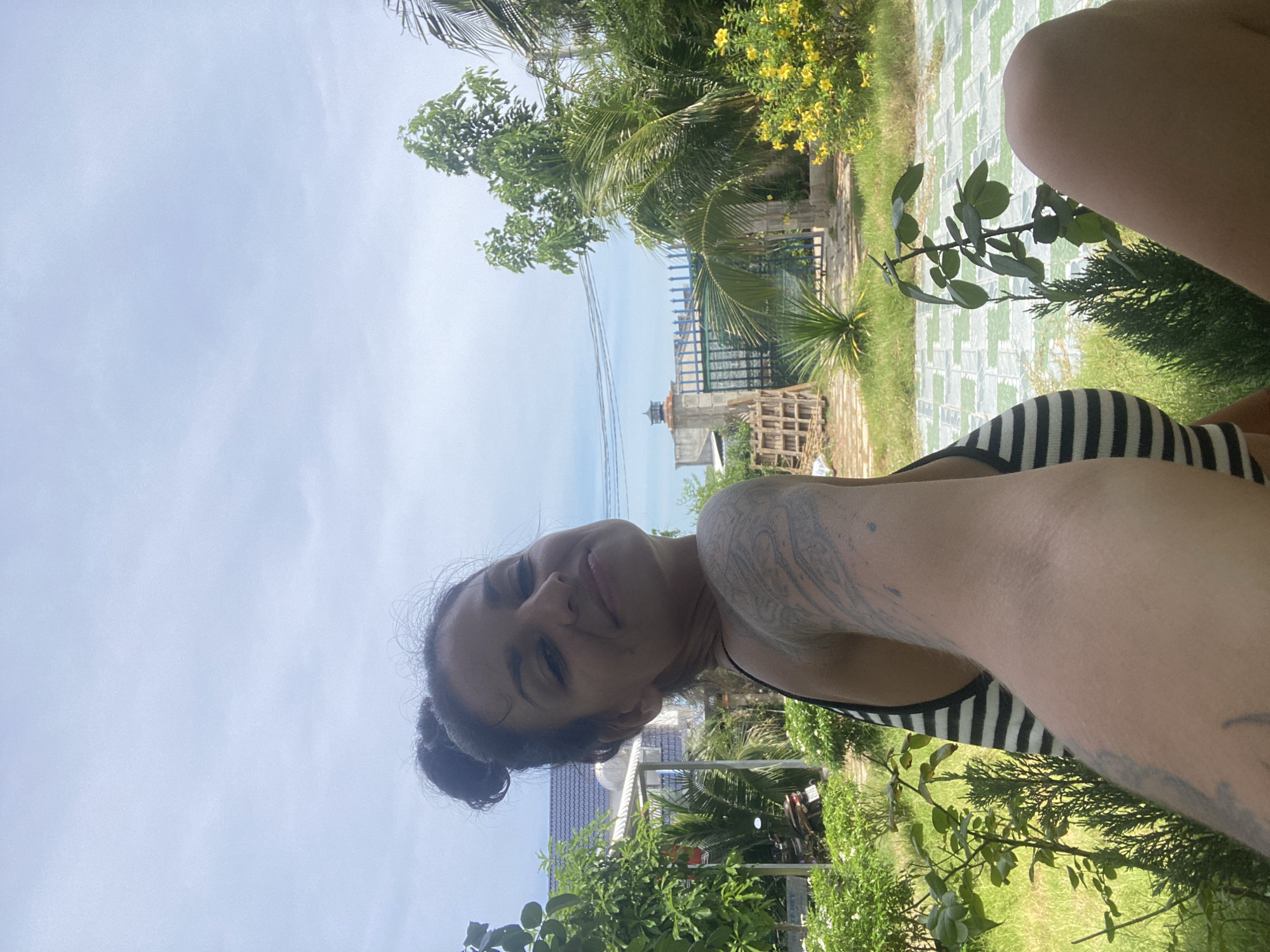 Smoothie bowls and garden selfies at a Mũi Né café