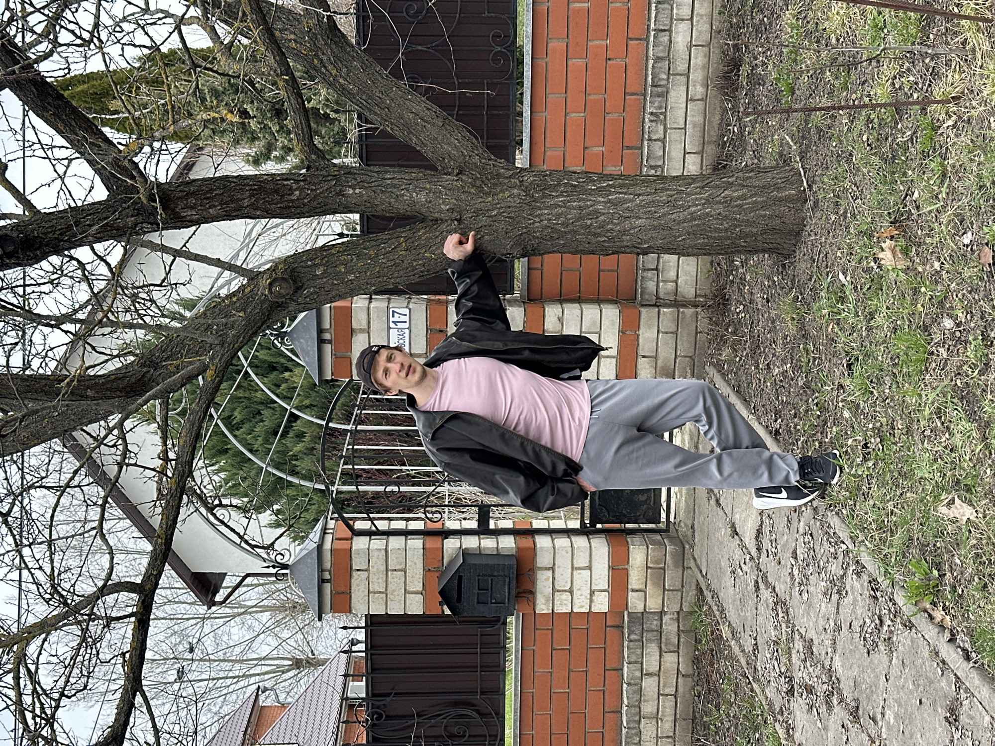Man in casual attire spotted standing by tree in Kursk