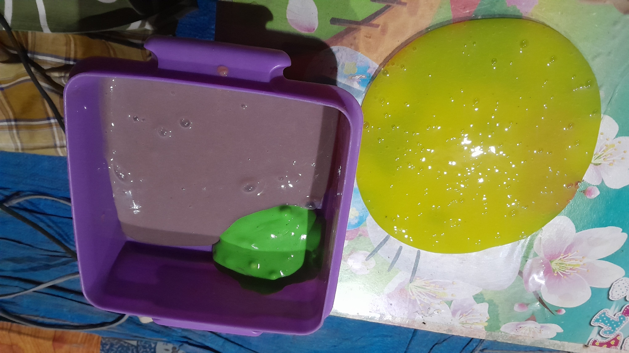 Slimes, beaded accessories, and craft supplies in Sumberarum