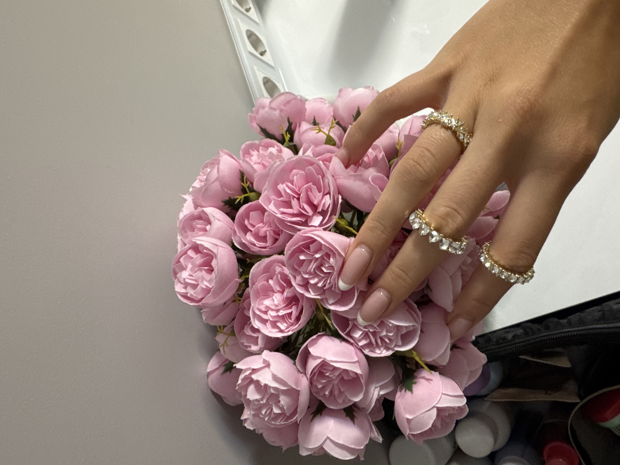 Diamond rings and pink roses arranged in Burgas styling session