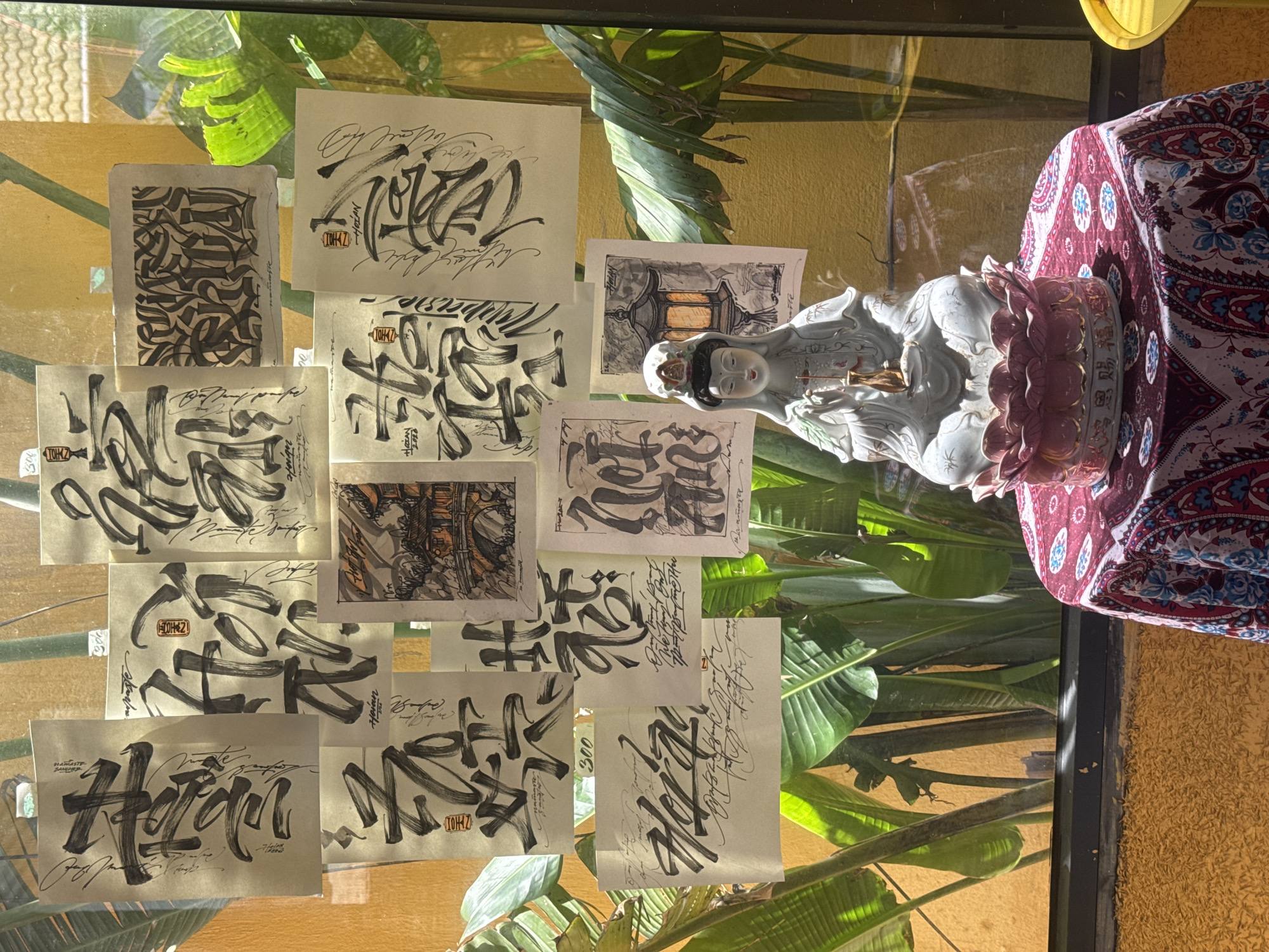 Art display with porcelain statue observed in Đà Nẵng