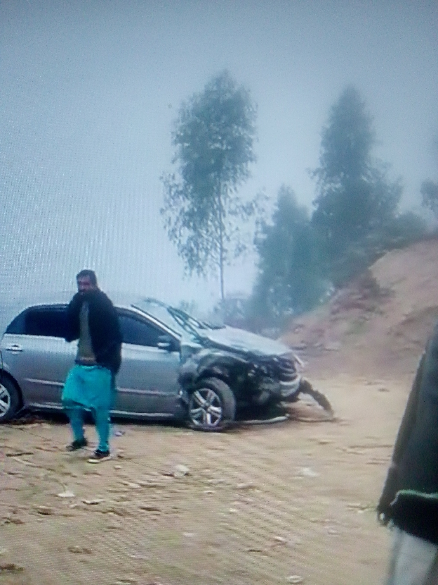Car accident documented in Karamsar, Pakistan amid foggy conditions